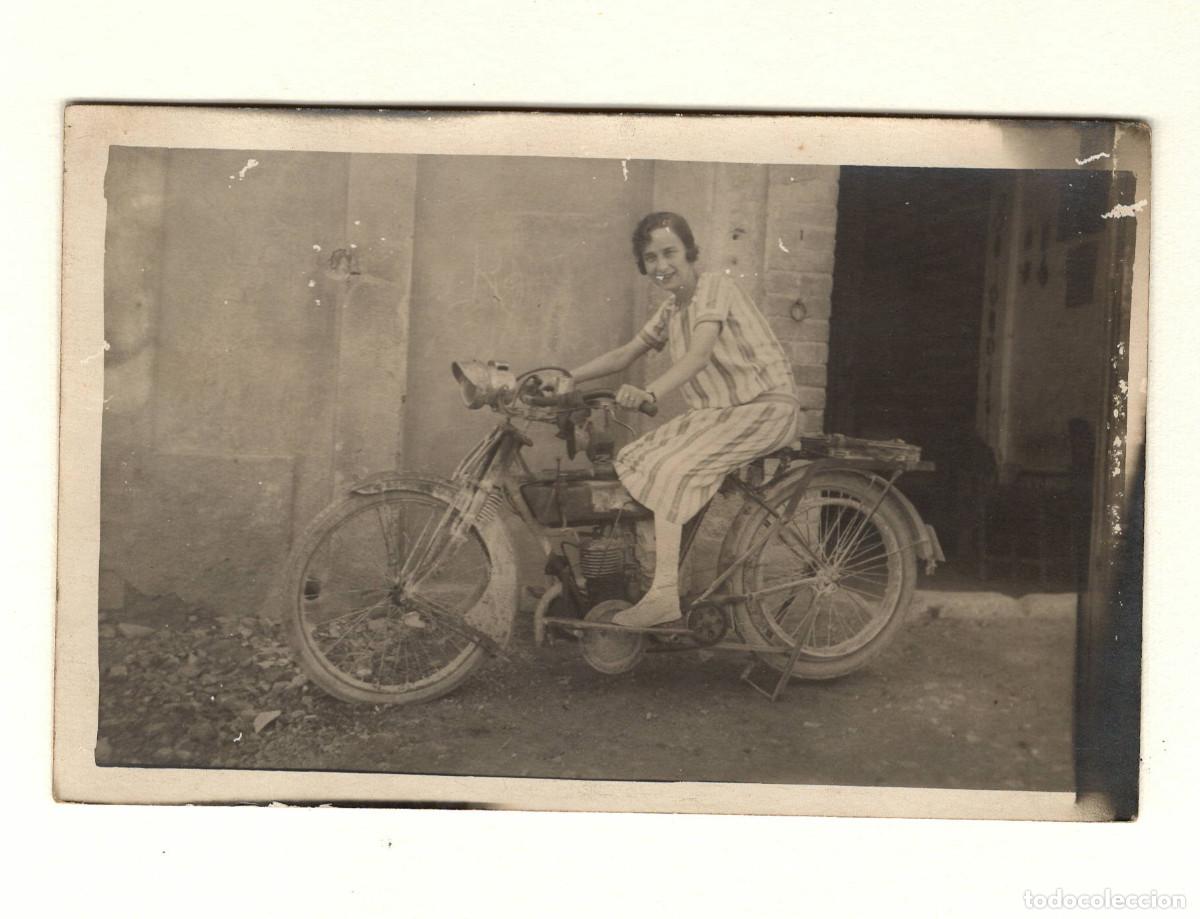 Fotograf&iacute;a antigua: MUJER EN UNA MOTOCICLETA, 1920'S. Prats de Llu&ccedil;an&egrave;s, datos reversos.