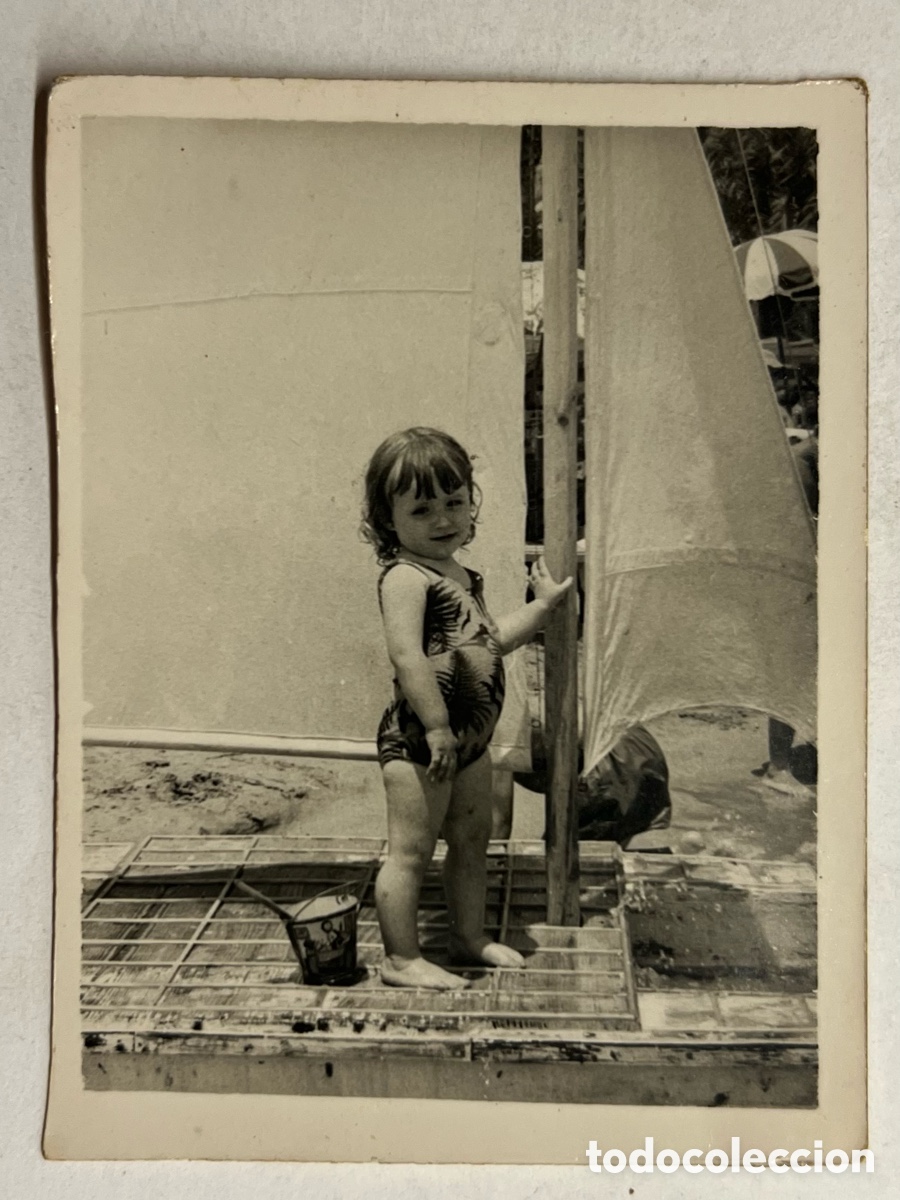 Fotograf&iacute;a antigua: MINUTEROS ALICANTE. Ni&ntilde;a en la playa con cubo de arena y barca&hellip; Julio de 1955