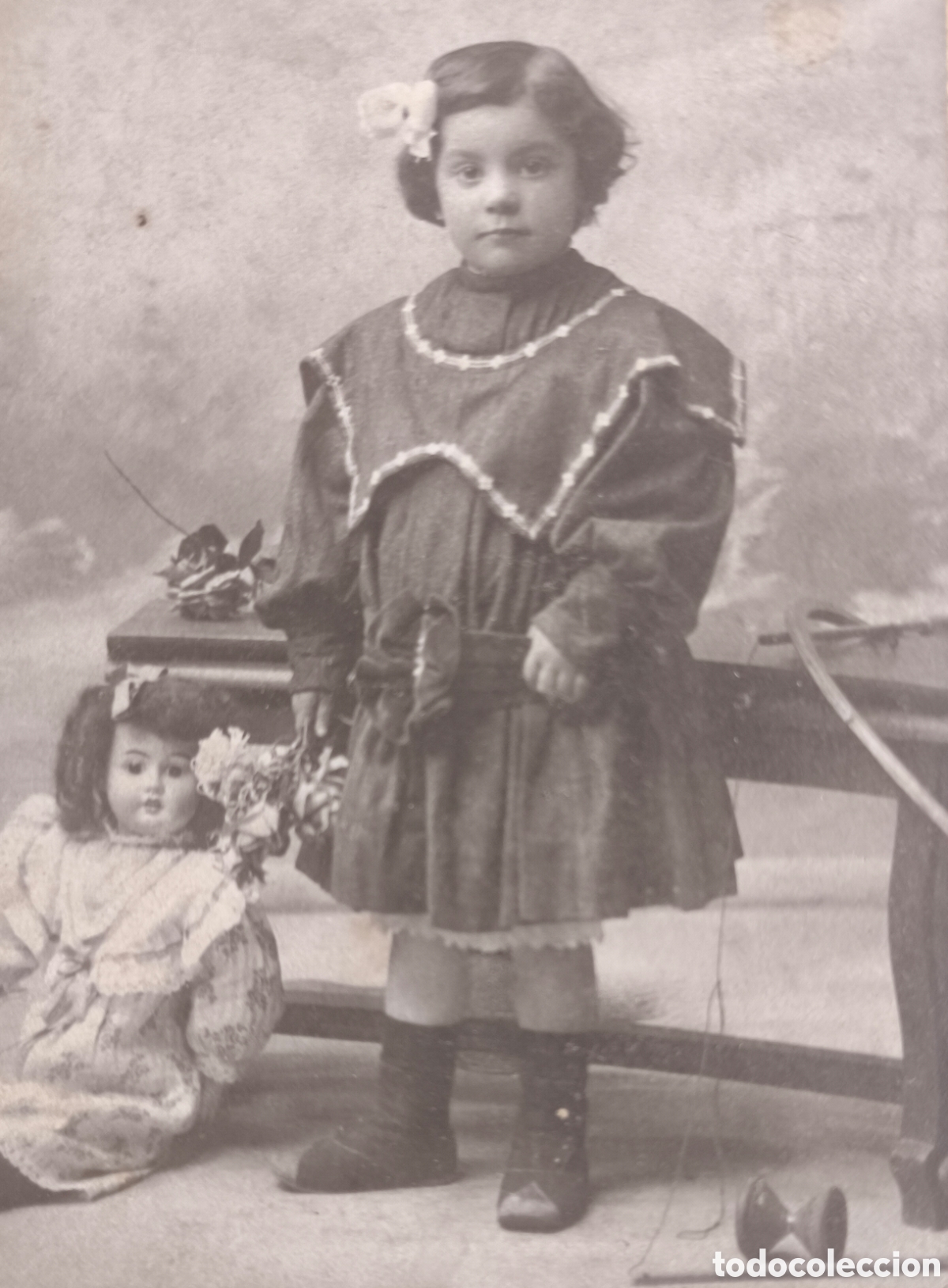 Fotograf&iacute;a antigua: FOTOGRAF&Iacute;A RETRATO DE ESTUDIO NI&Ntilde;A CON MU&Ntilde;ECA FOT&Oacute;GRAFO R. URRUTIA ZARAGOZA C. 1915