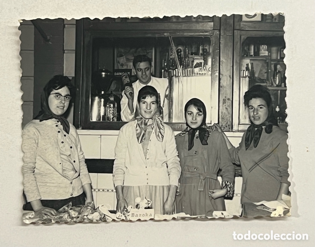 Fotograf&iacute;a antigua: MINUTEROS. Chicle BAZOKA.. estira y explota.. Noche en la Feria.. las Chicas del pa&ntilde;uelo (h.1950?)