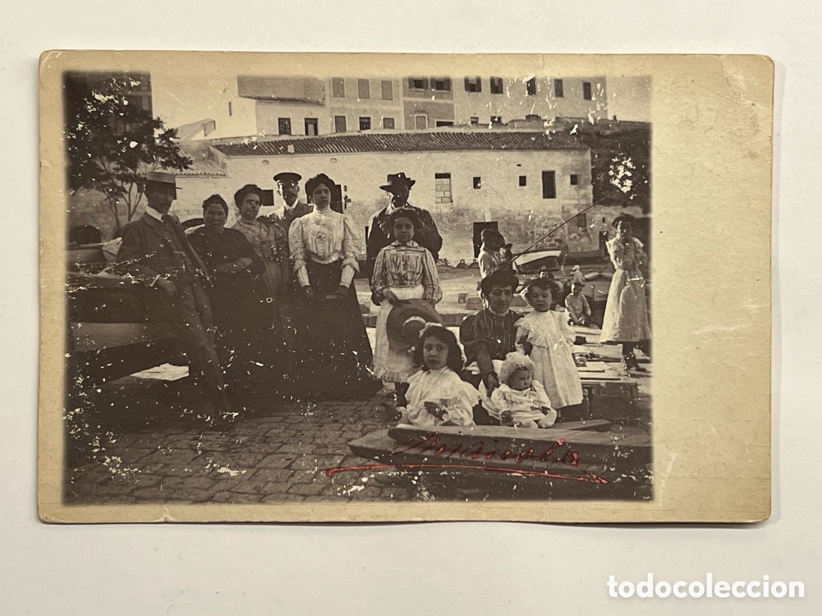 Fotograf&iacute;a antigua: PUERTO DE MAHON .. ? Anden de Poniente..? Fotograf&iacute;a antigua Gentes y barcas&hellip;(h.1900?)