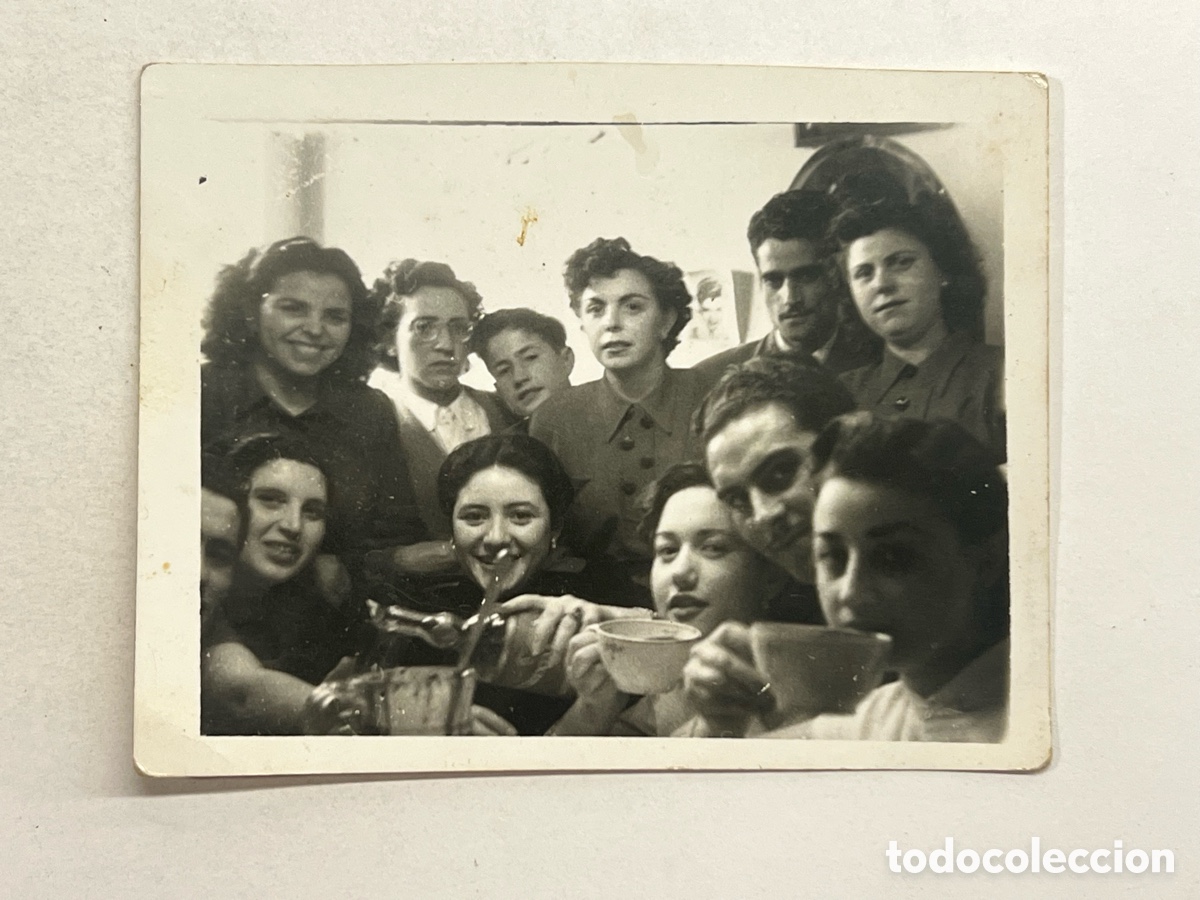 Fotograf&iacute;a antigua: MINUTEROS.. fotograf&iacute;a Reuni&oacute;n familiar.. Brindando con Jerez.. (a.1953) Med&iacute;das: 9 x 7 cm.