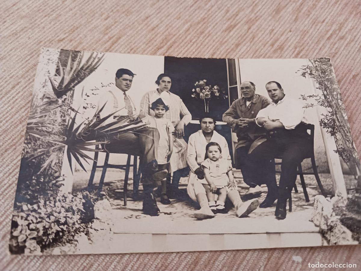 Fotograf&iacute;a antigua: foto familiar en el porche de casa, foto antigua