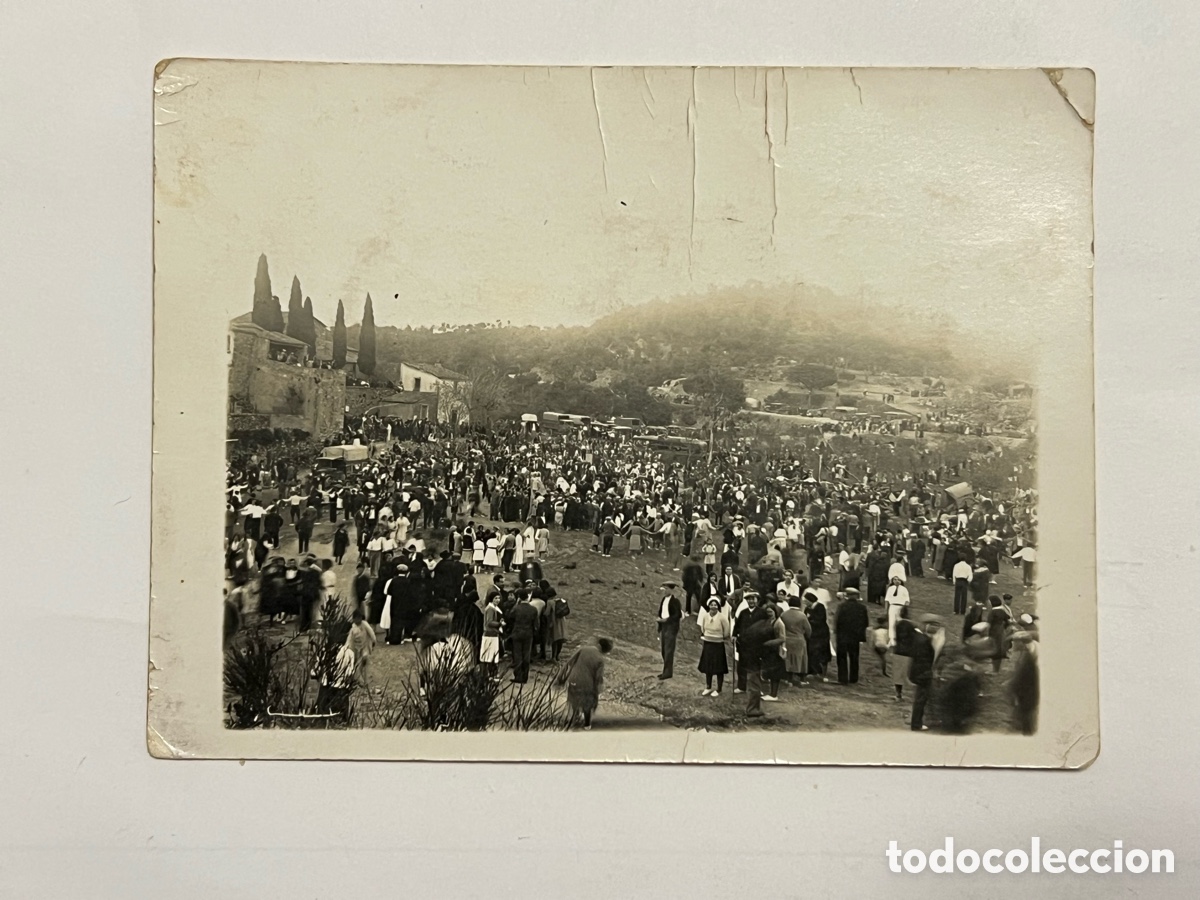 Fotograf&iacute;a antigua: APLEC de la Sardana celebrado al aire libre, un evento tradicional caracter&iacute;stico de Catalu&ntilde;a