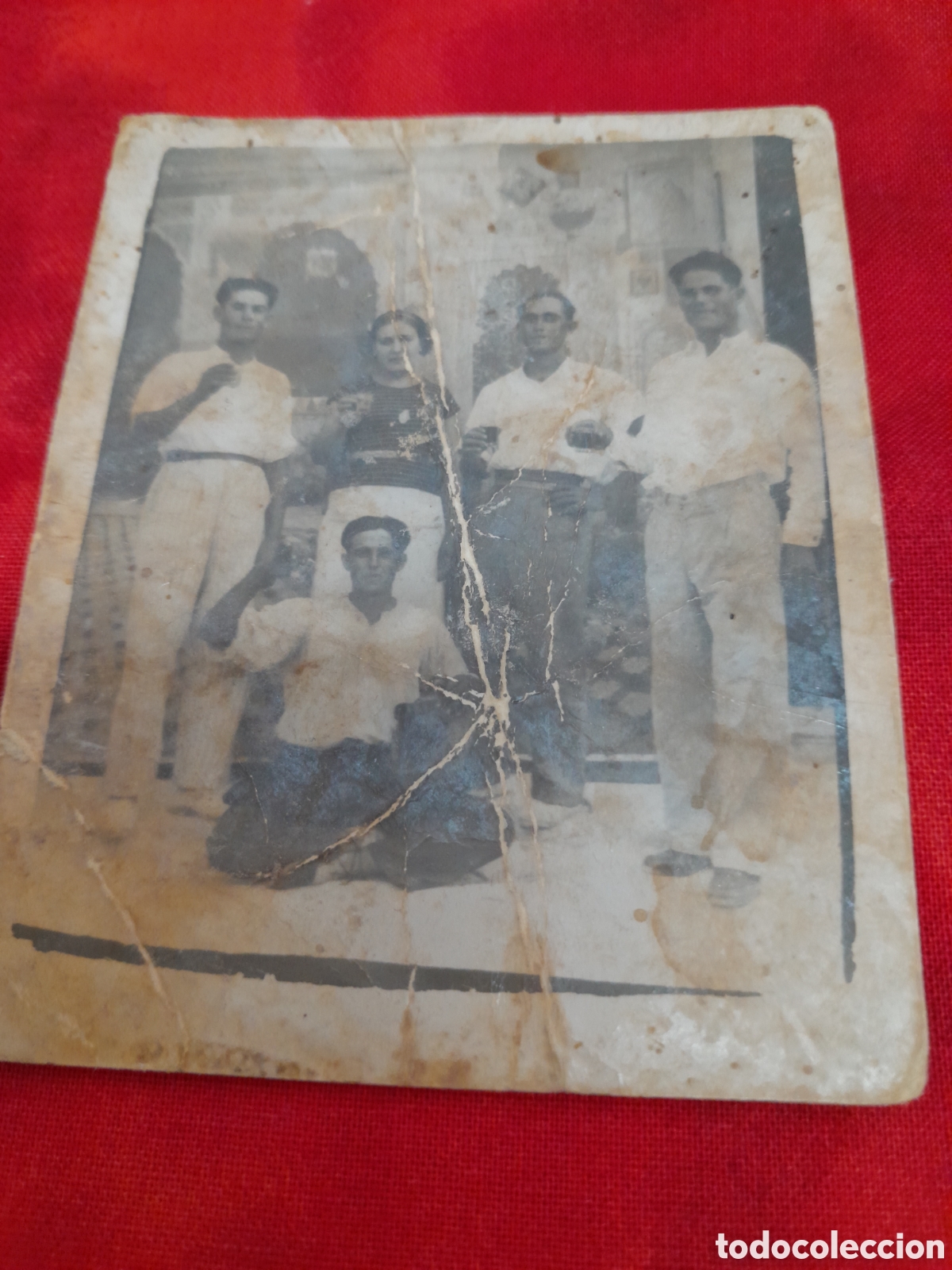 Fotograf&iacute;a antigua: Grupo de jovenes parece estar en una celebraci&oacute;n