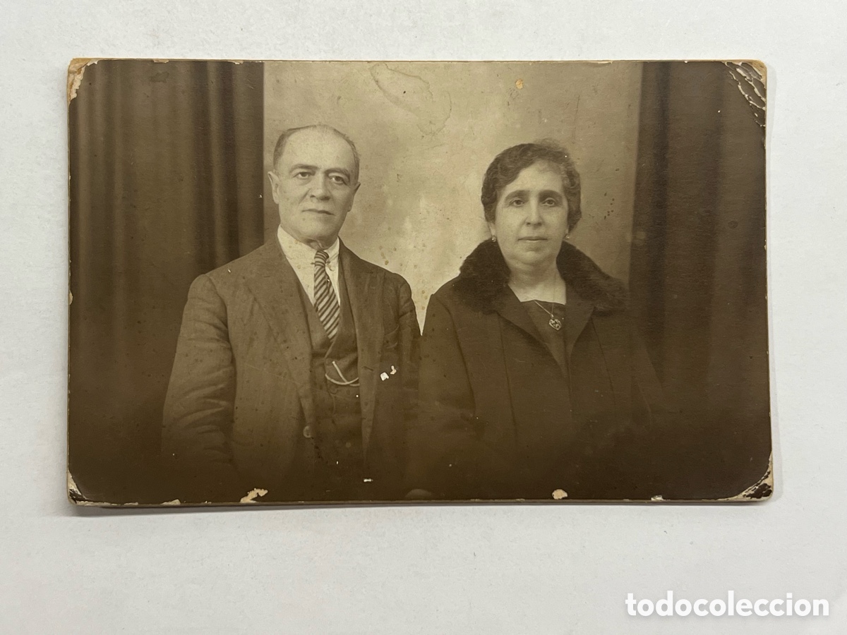 Fotograf&iacute;a antigua: MULA, Murcia. Este par de viejos mandan un abrazo a su sobrina Lola.. Joaquina y Rafael (a.1928)