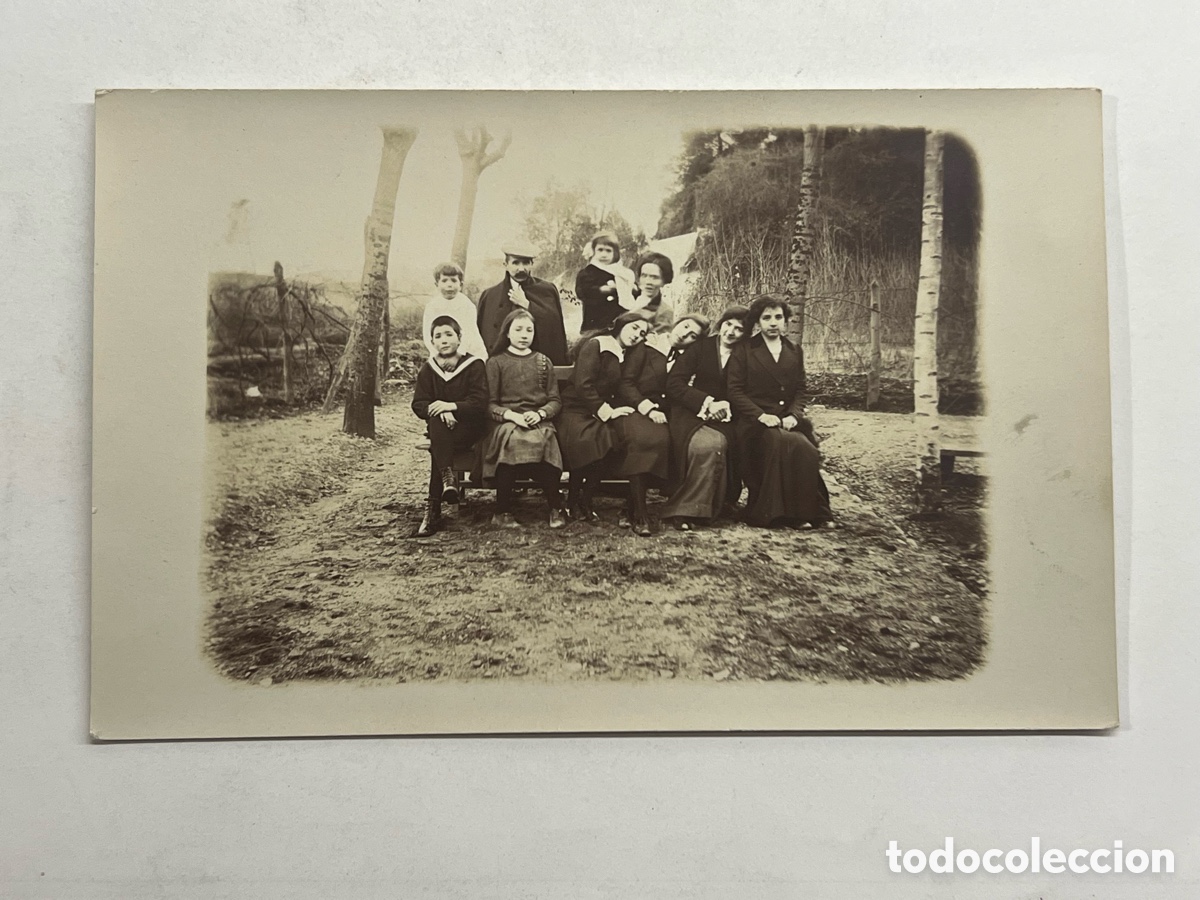 Fotograf&iacute;a antigua: FOTOGRAF&Iacute;A ANTIGUA.. Quien dijo fr&iacute;o ??? Apretujaditos en el banco&hellip; (h.1920?)