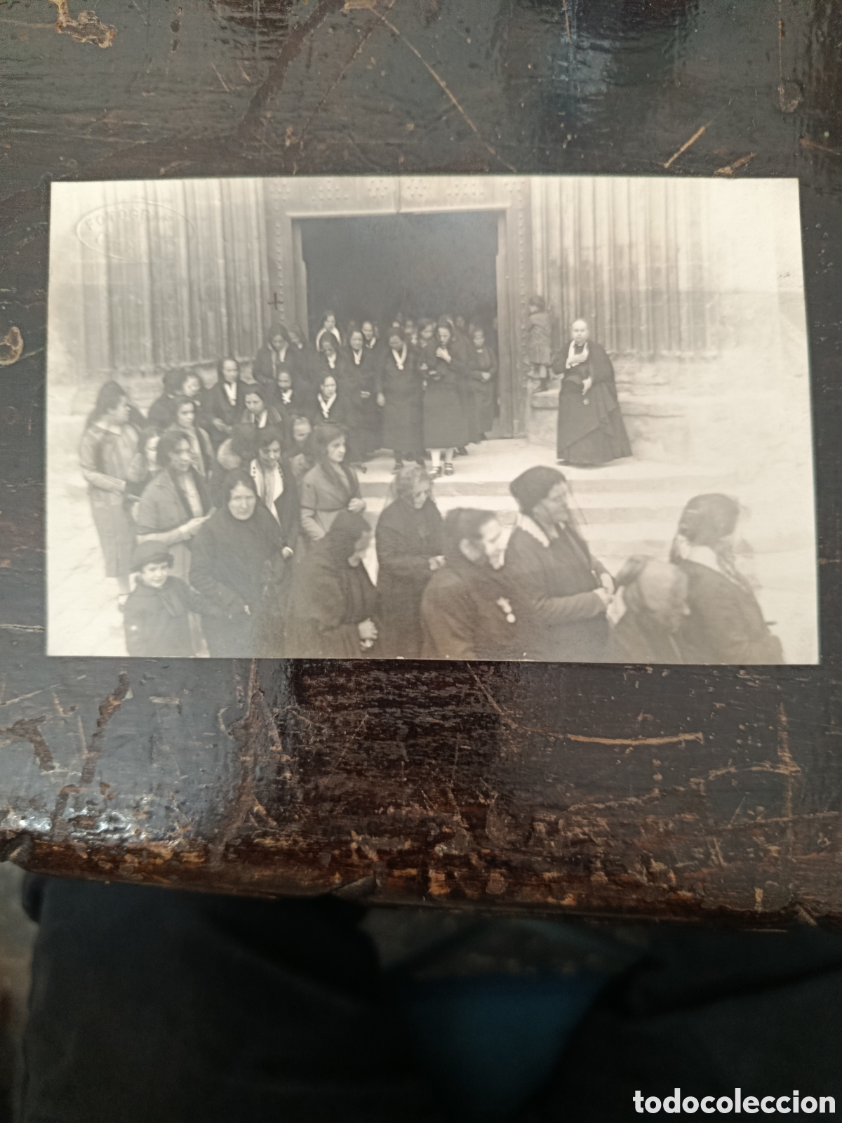 Fotograf&iacute;a antigua: fotograf&iacute;a de mujeres saliendo en procesi&oacute;n puerta claustro santa mar&iacute;a de la seo fotograf&iacute;a casals