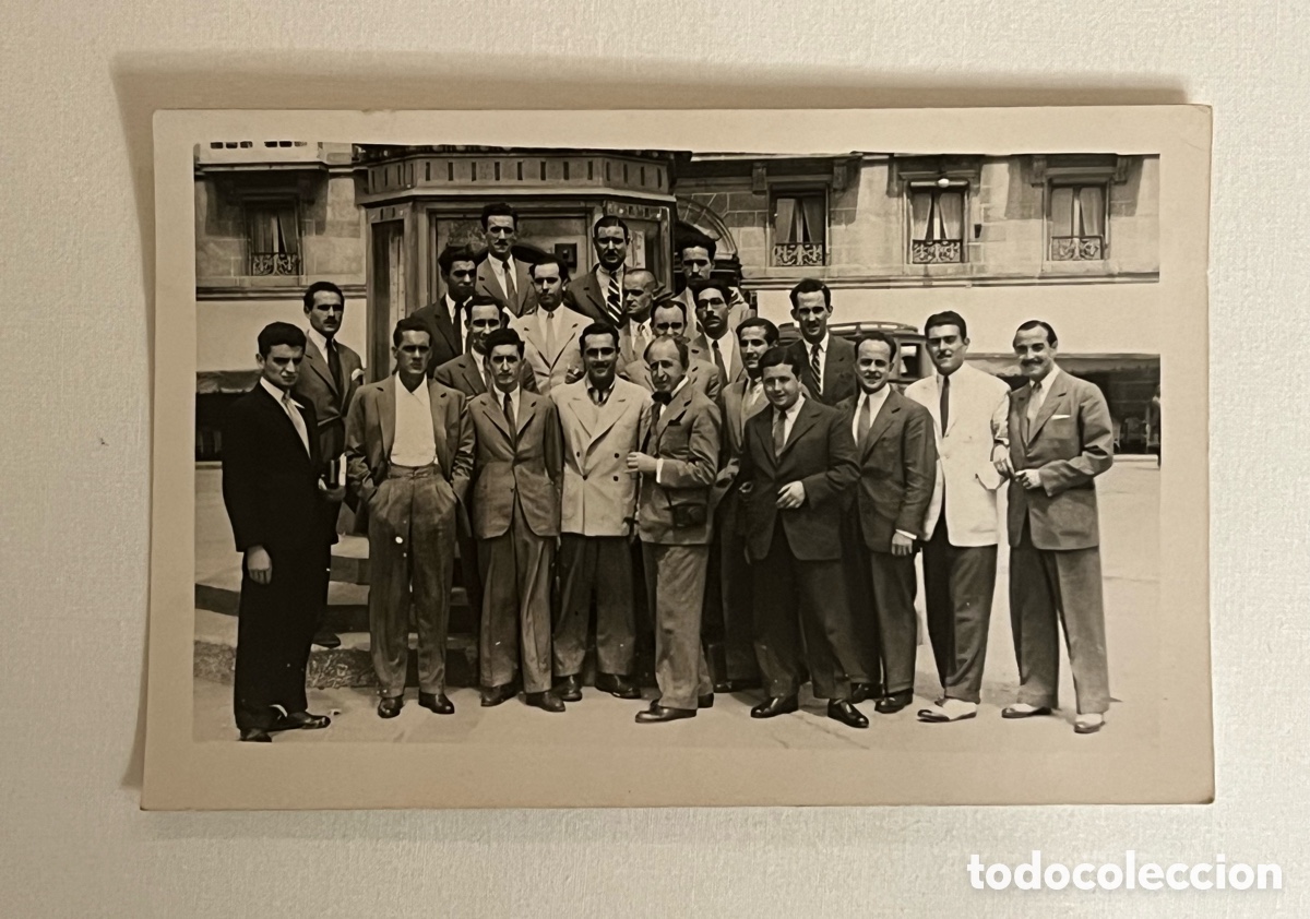 Fotograf&iacute;a antigua: LA CORU&Ntilde;A.. FOTO ARTUS. Grupo de funcionarios de la sociedad coru&ntilde;esa de Postguerra (a.1943)