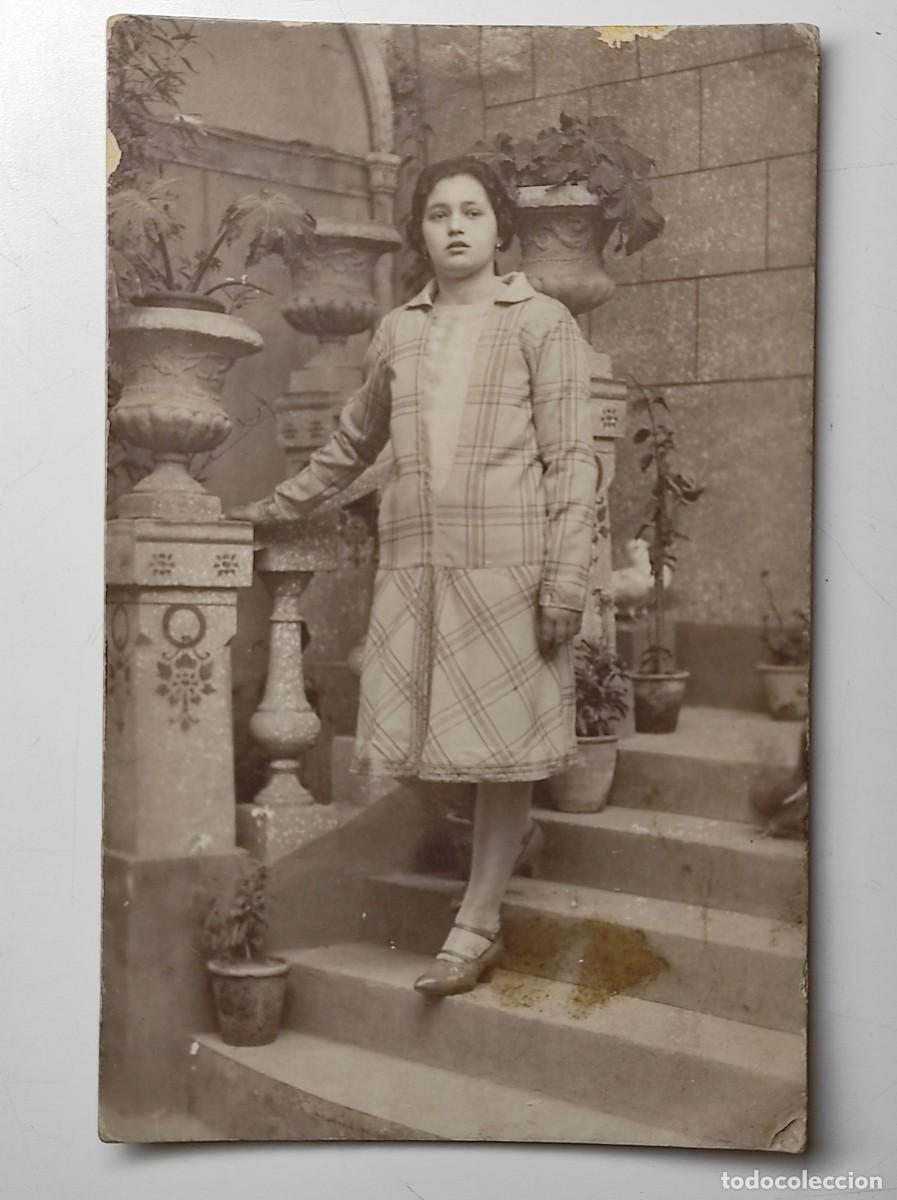 Fotograf&iacute;a antigua: RETRATO DE UNA JOVEN BAJANDO UNAS ESCALERAS - FOT&Oacute;GRAFO SORIANO, CABA&Ntilde;AL (VALENCIA)
