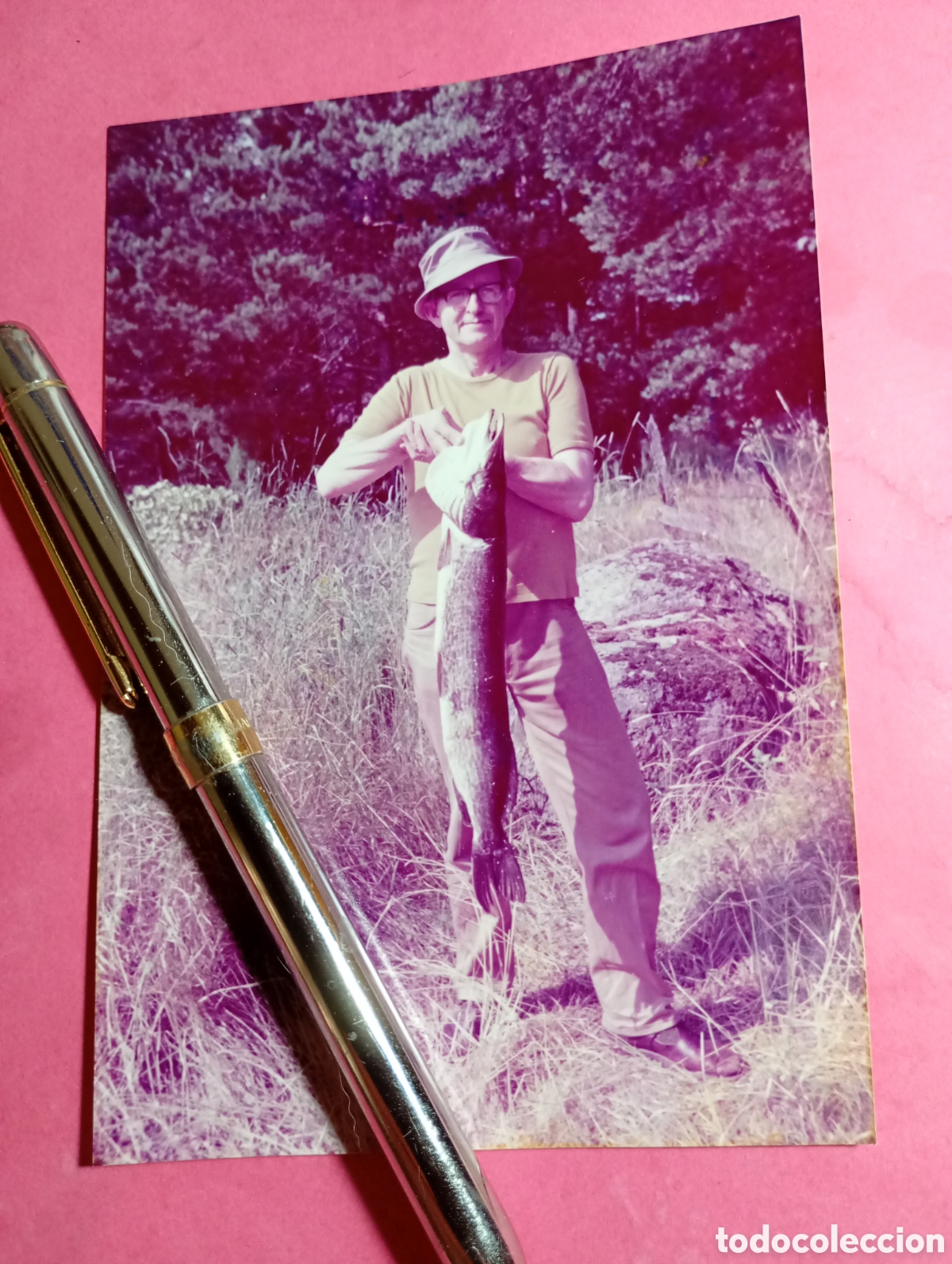 Fotograf&iacute;a antigua: el pescador desconocido mostrando una gran y buena pieza - color 1977 tarjeta postal