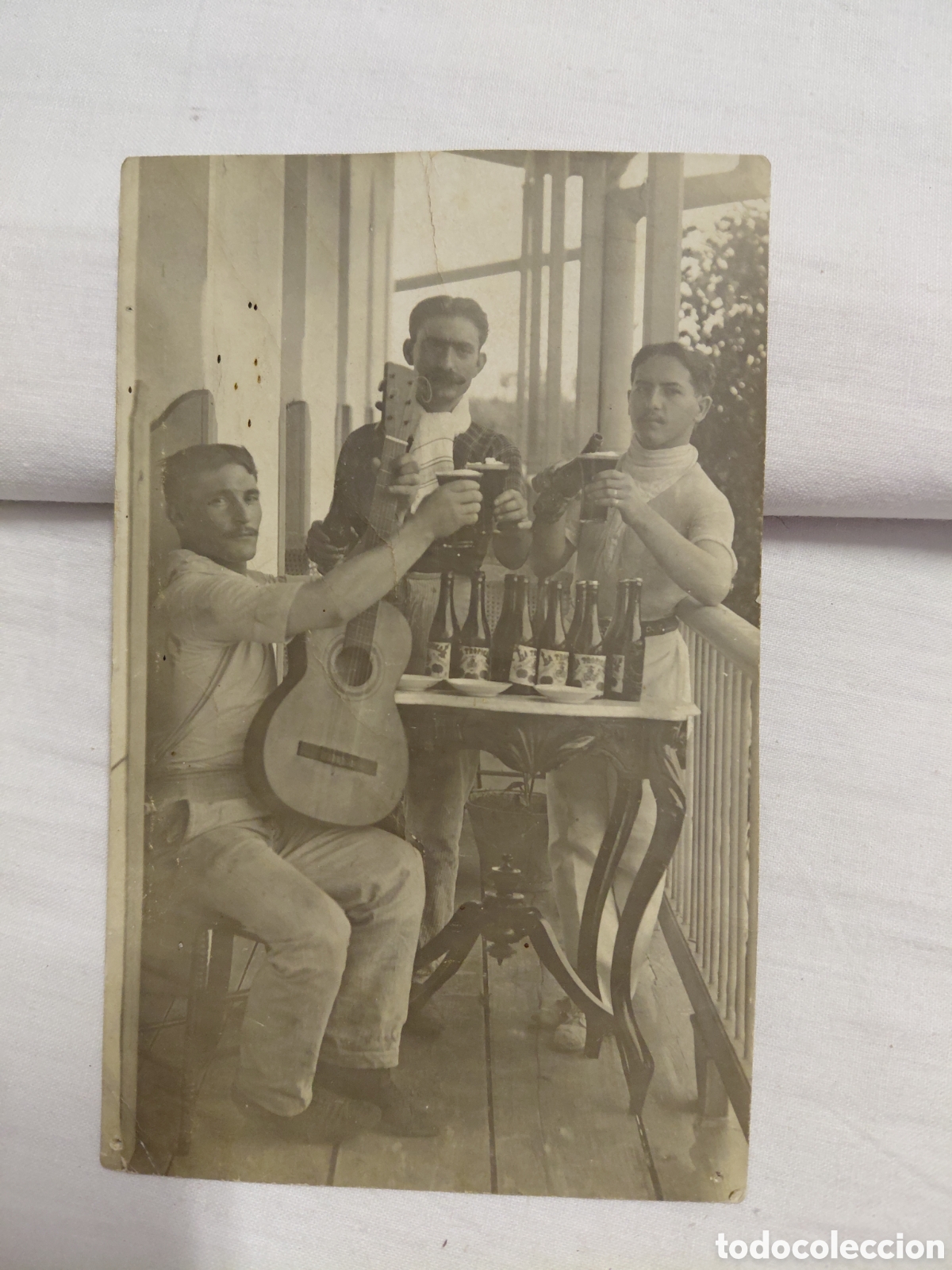 Fotograf&iacute;a antigua: ANTIGUA FOTOGRAFIA JOVENES BEBIENDO CERVEZA LA TROPICAL