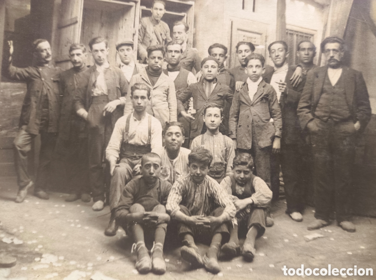 Fotograf&iacute;a antigua: F&Aacute;BRICA TALLER APRENDICES FOTOGRAF&Iacute;A RETRATO GRUPAL POSTAL FOTOGR&Aacute;FICA C. 1915