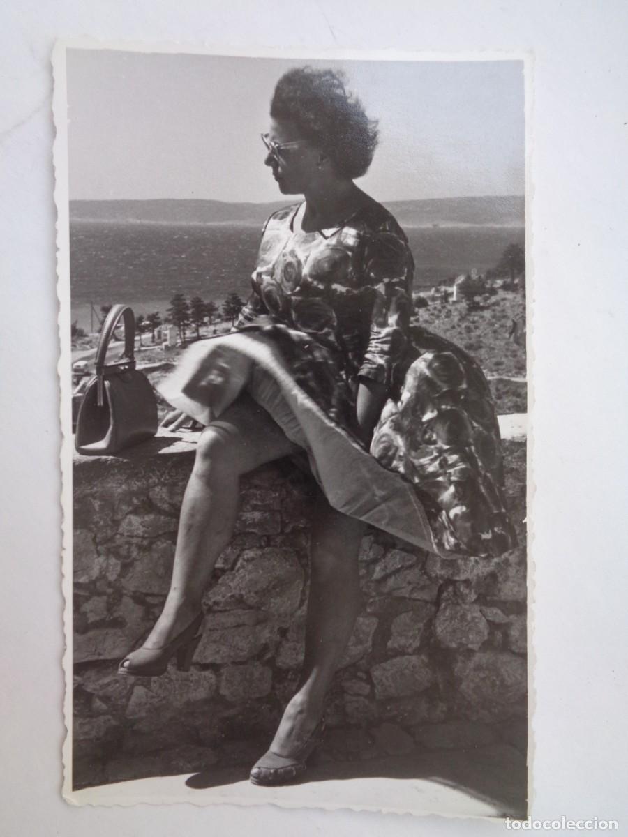 Fotograf&iacute;a antigua: FOTO DE MUJER CON LA FALDA LEVANTADA POR EL VIENTO , A&Ntilde;OS 50