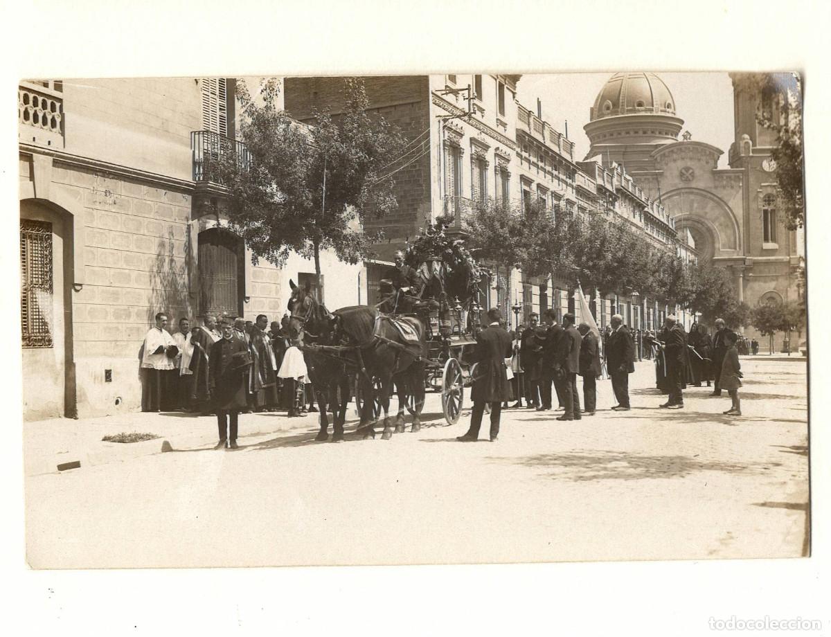 Fotograf&iacute;a antigua: Sant Andreu de Palomar, con la parroquia de fondo, 1915's. aprox.