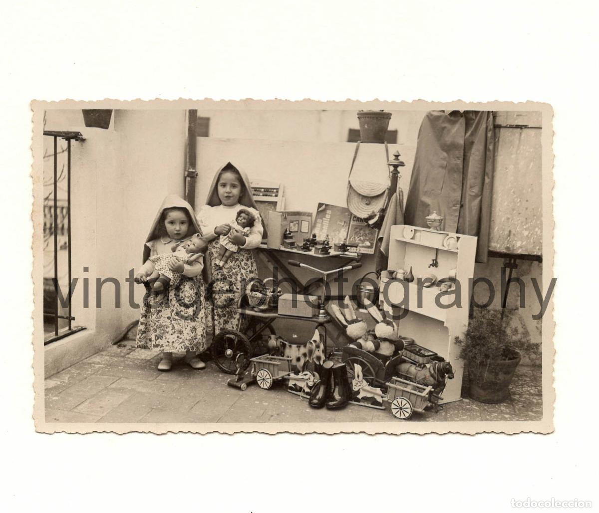 Fotograf&iacute;a antigua: Barcelona Probablemente. Ni&ntilde;os con juguetes. 13 abril de 1949. Texto reverso.