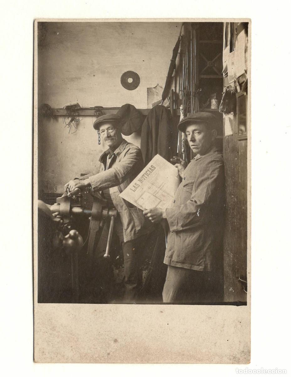Fotograf&iacute;a antigua: Escena de carpinteros con diario Las noticias. 1915's.