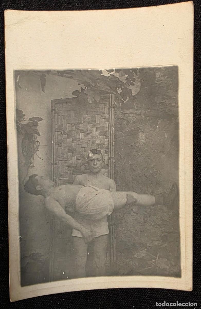 Fotograf&iacute;a antigua: P.1113 Postal Fotogr&aacute;fica Antigua de Rescate o Auxilio &ndash; Hombre Transportando a un Herido