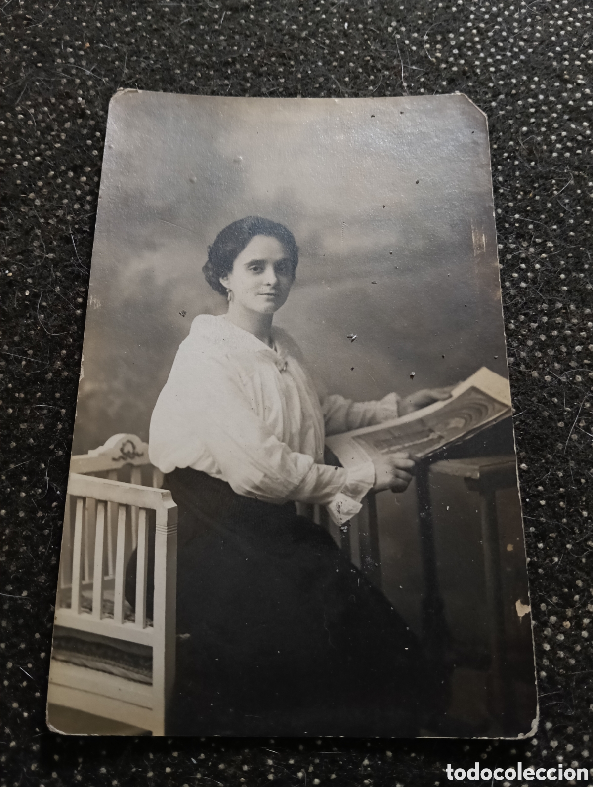 Fotograf&iacute;a antigua: Fotograf&iacute;a del 1900 de una se&ntilde;ora mirando una revista de la &eacute;poca, tama&ntilde;o postal