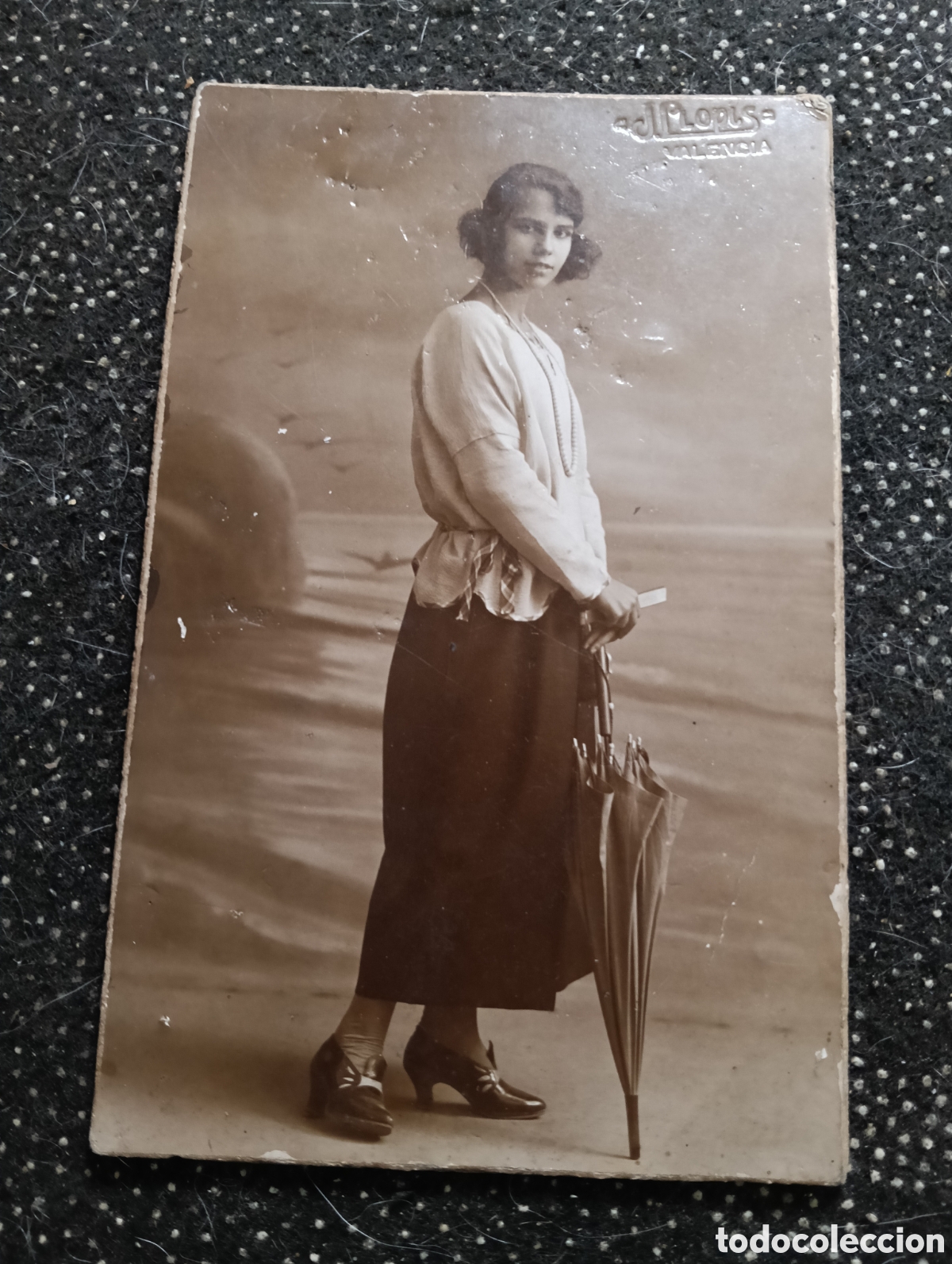 Fotograf&iacute;a antigua: Fotograf&iacute;a de una chica de 1900 con un paraguas con ropa de la &eacute;poca