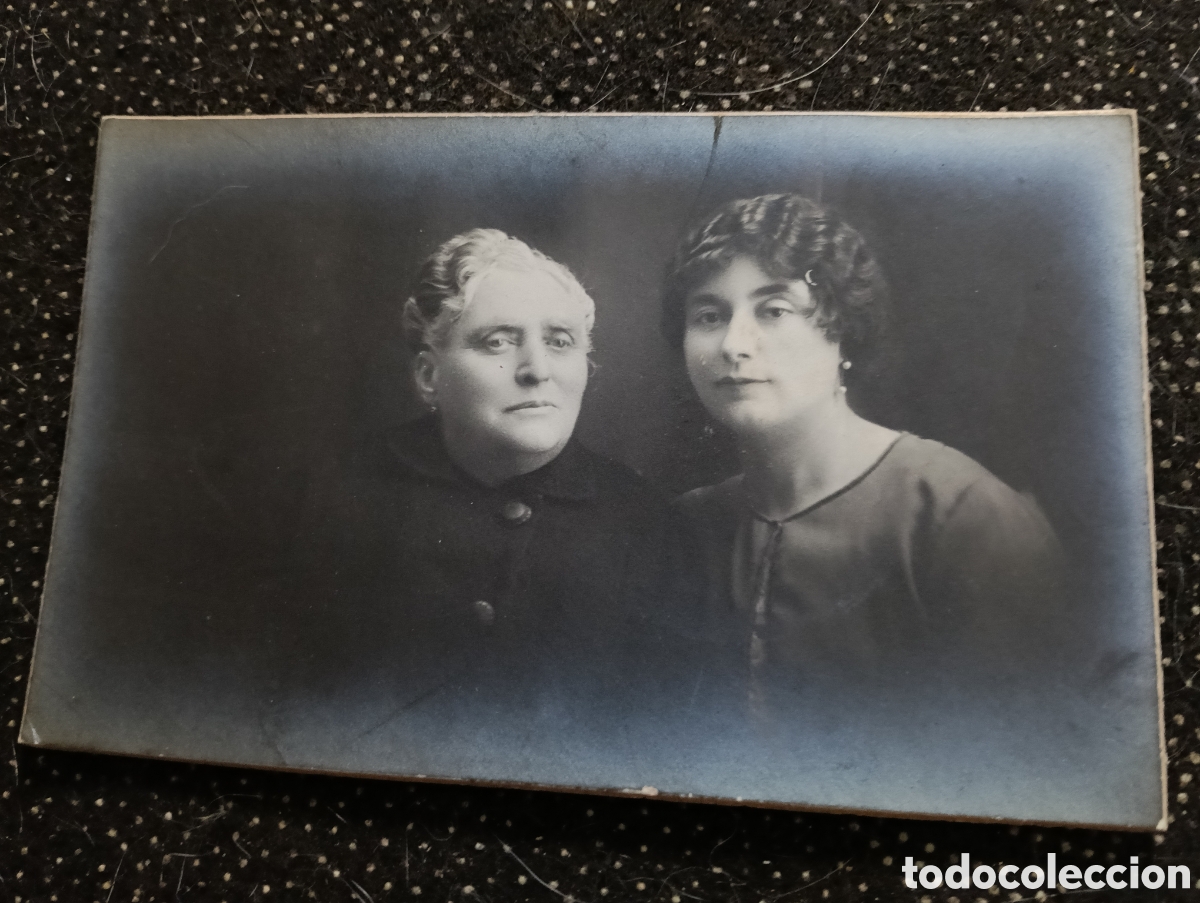 Fotograf&iacute;a antigua: Fotograf&iacute;a de una madre y su hija en 1900 con ropa de la &eacute;poca