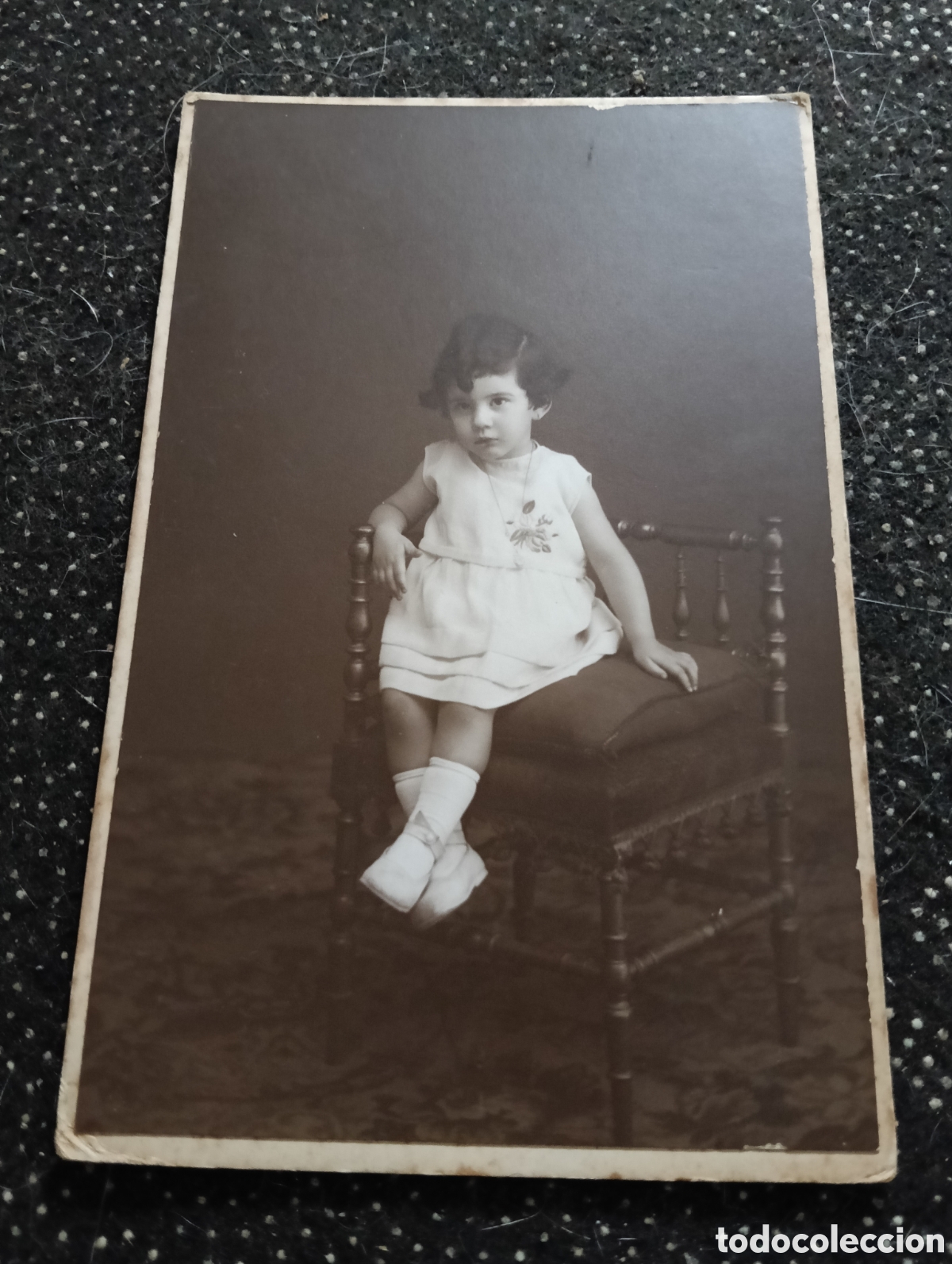 Fotograf&iacute;a antigua: Fotograf&iacute;a de una ni&ntilde;a de 1920 aprox. sentada en una silla con ropa de la &eacute;poca.