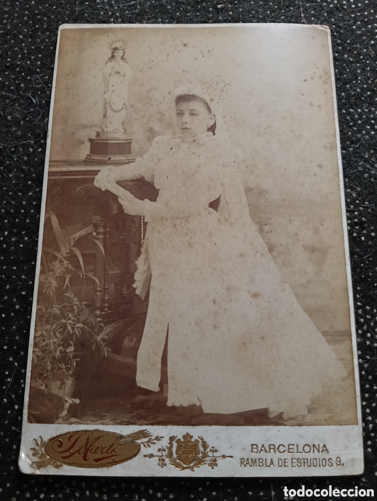 Fotograf&iacute;a antigua: Fotograf&iacute;a de una ni&ntilde;a en la primera comuni&oacute;n en 1900 con ropa de la &eacute;poca en la Rambla de Barcelona