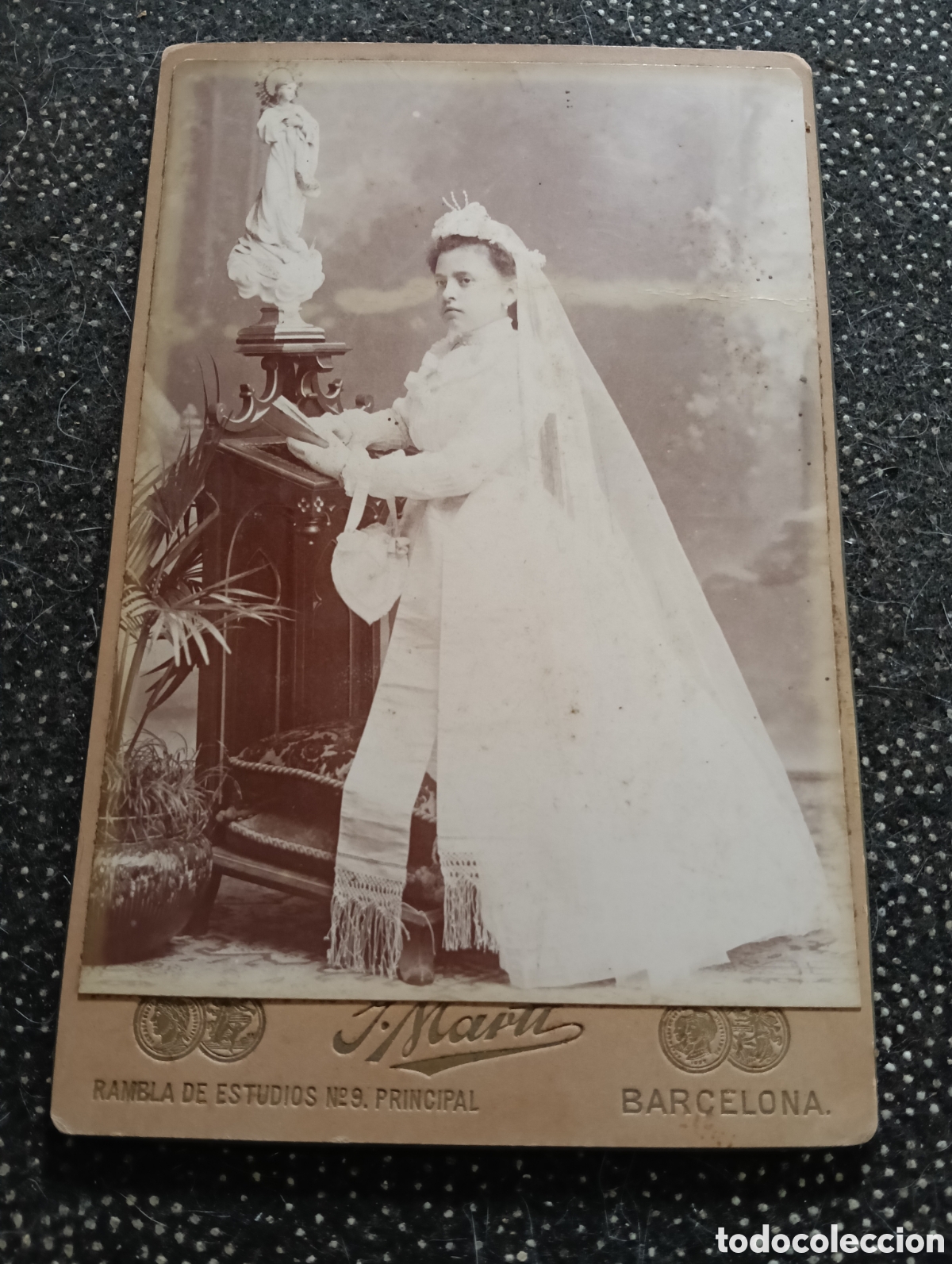 Fotograf&iacute;a antigua: Fotograf&iacute;a de una ni&ntilde;a en la primera comuni&oacute;n en 1900 con ropa de la &eacute;poca en la Rambla de Barcelona