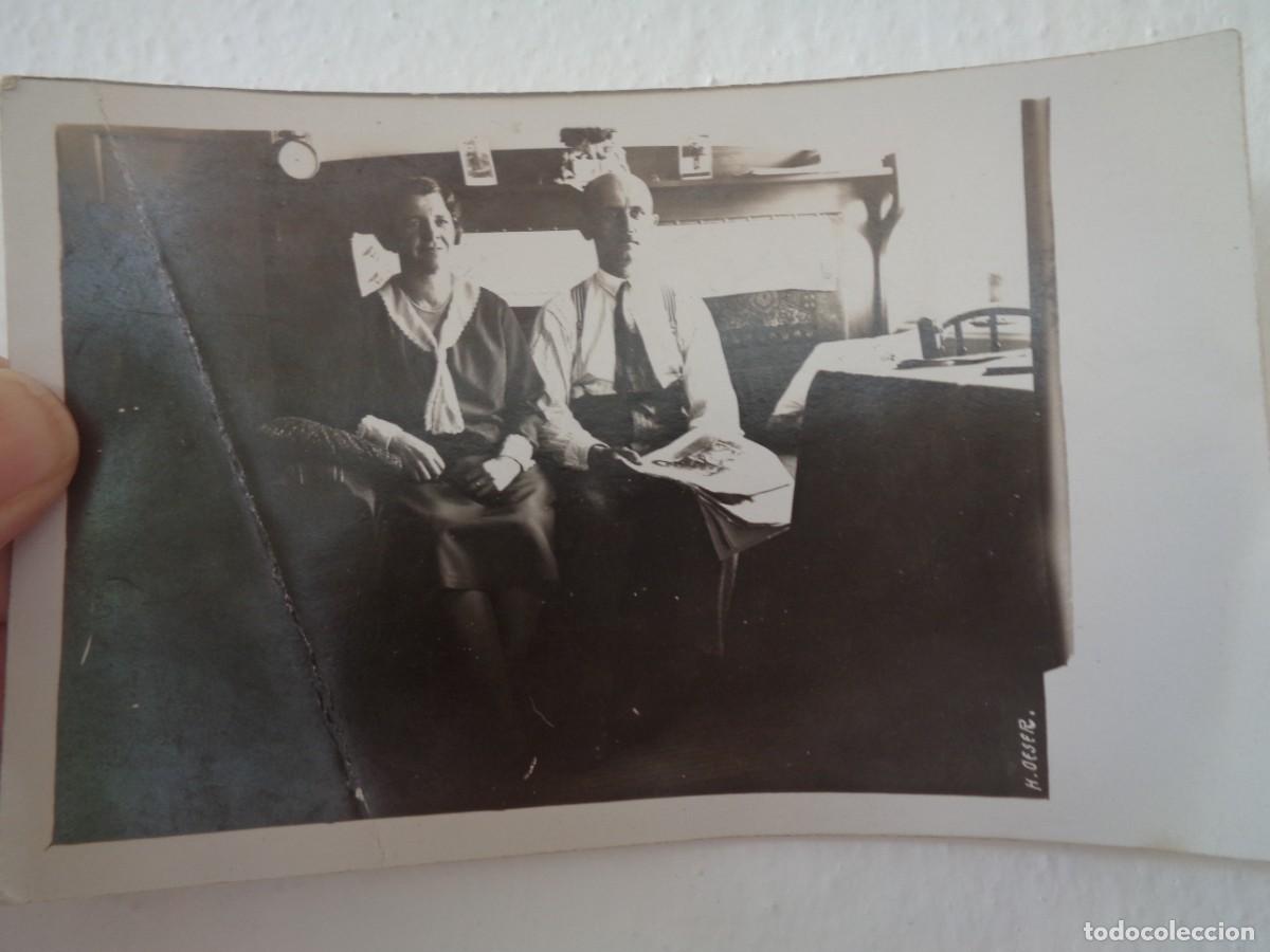 Fotografia antica: FOTO DE PAREJA EN EL INTERIOR DE SU CASA , 1930