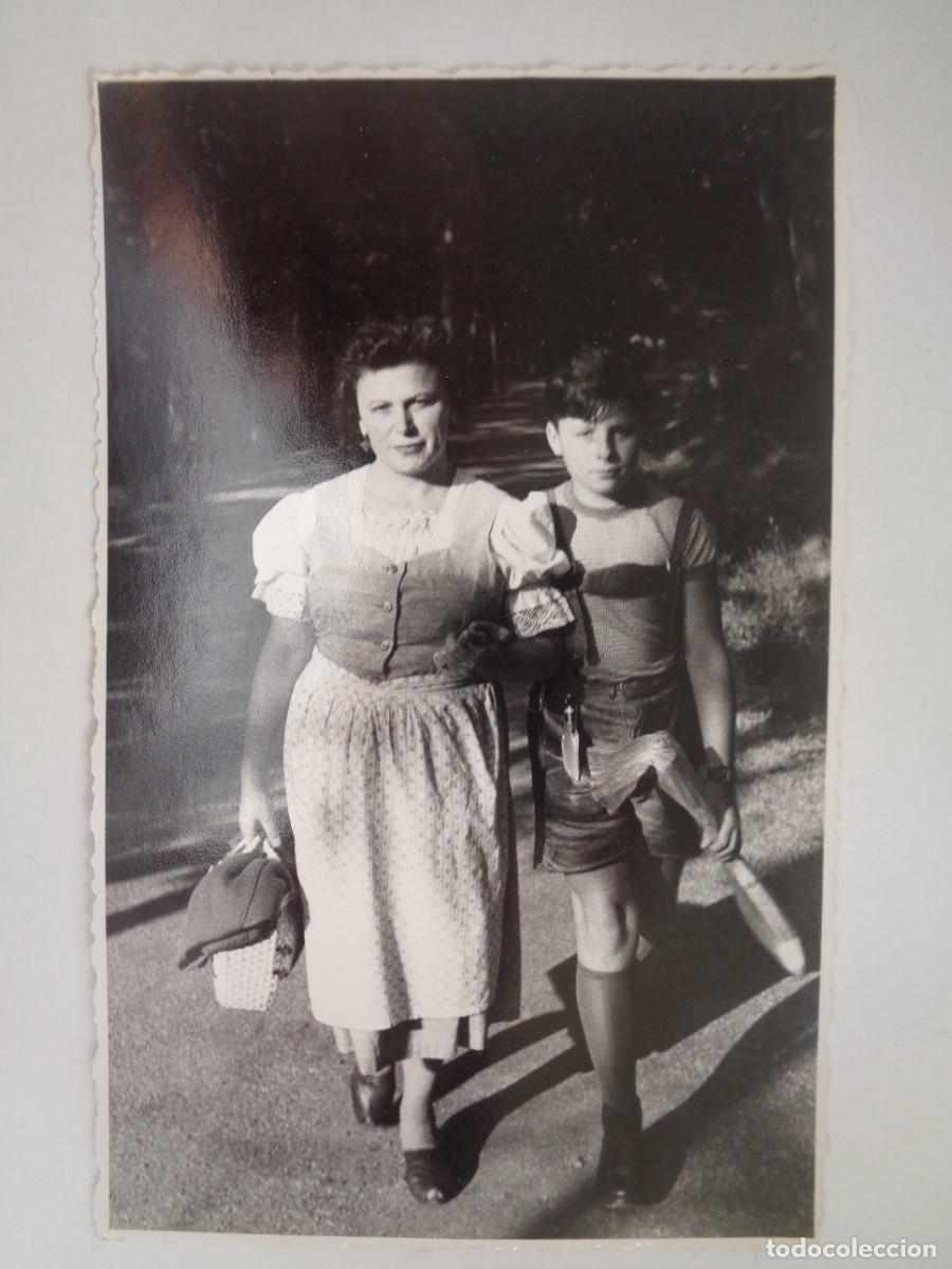 Fotograf&iacute;a antigua: FOTO DE MUJER CON NI&Ntilde;O ( CON PANTALON TIROLES Y PU&Ntilde;AL ) .