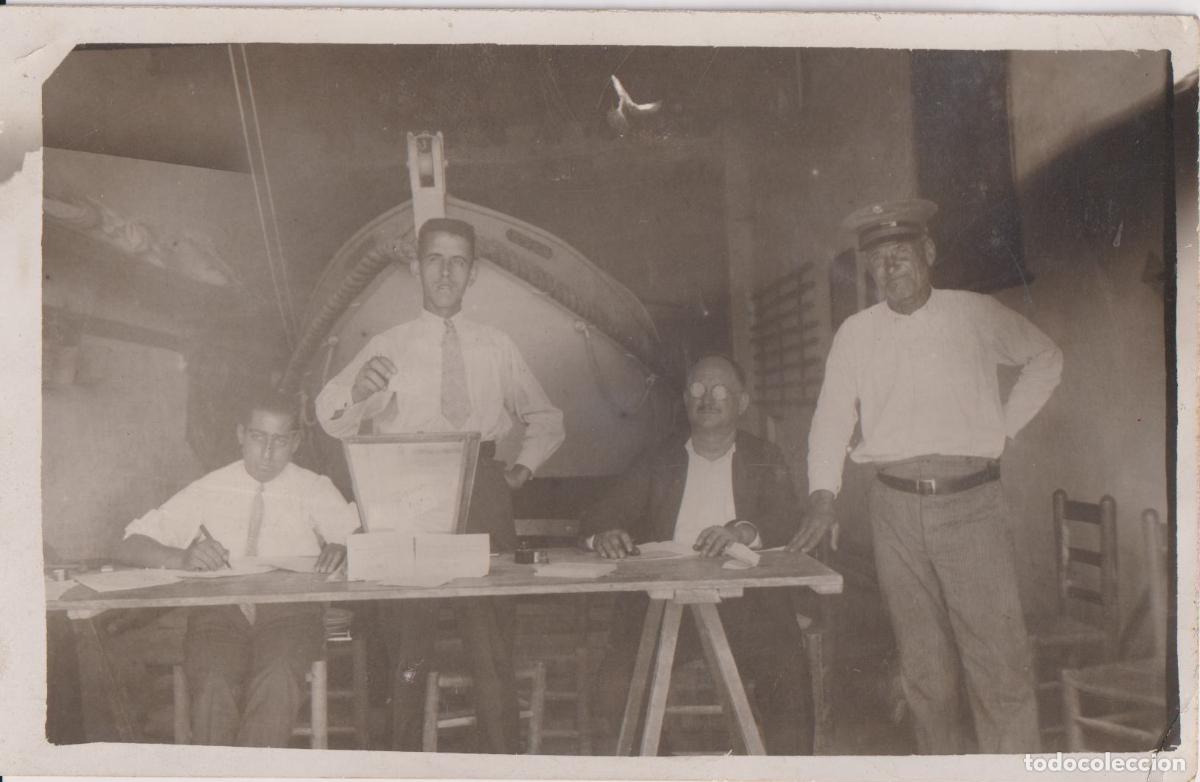 Fotograf&iacute;a antigua: FOTOGRAF&Iacute;A ANTIGUA REUNI&Oacute;N DE MARINEROS AL FONDO, LA PROA DE UN BOTE - (9x14)