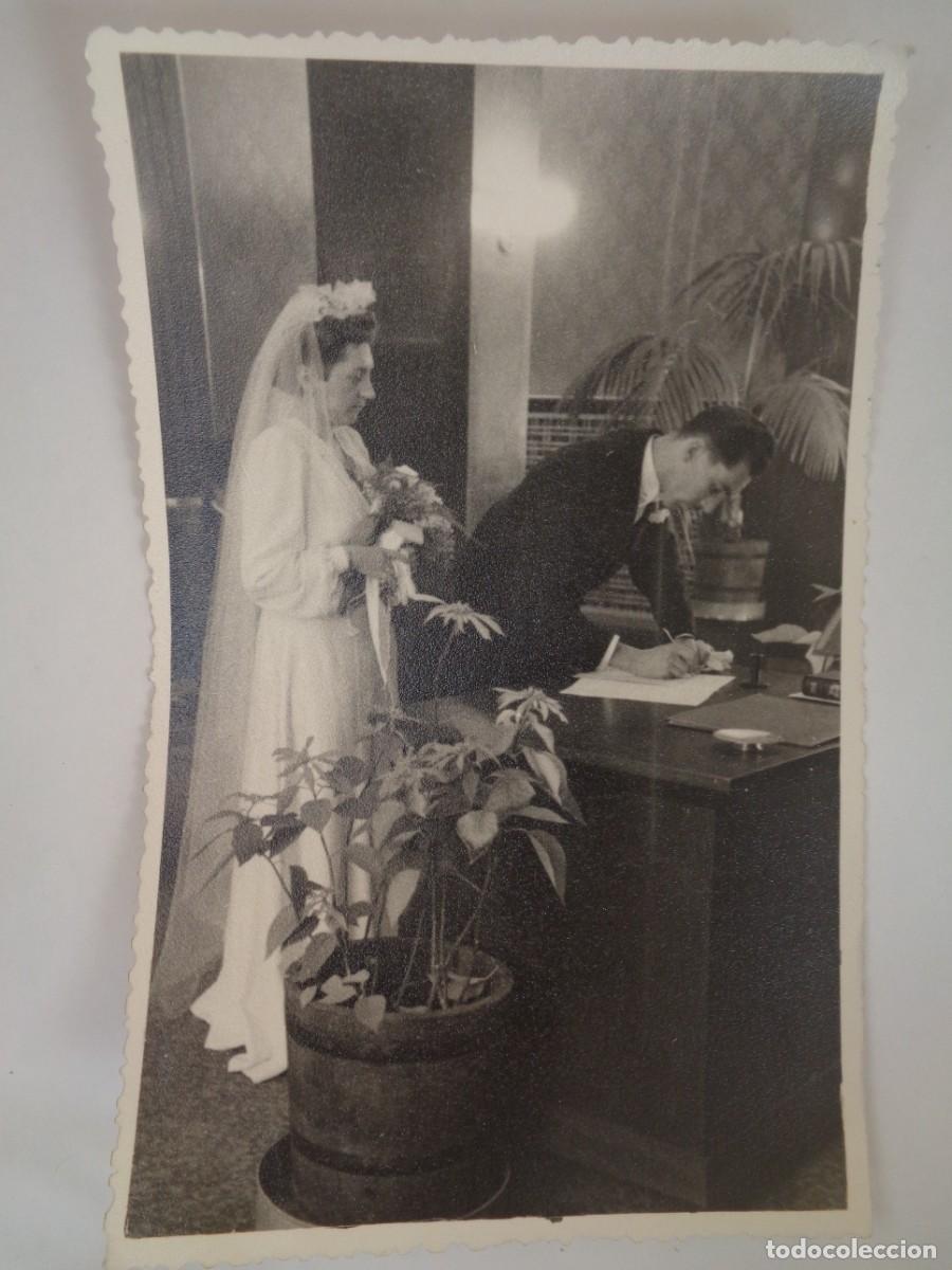 Fotograf&iacute;a antigua: BONITA FOTO DE BODA , NOVIOS FIRMANDO . GRAZ ( AUSTRIA ), 1943
