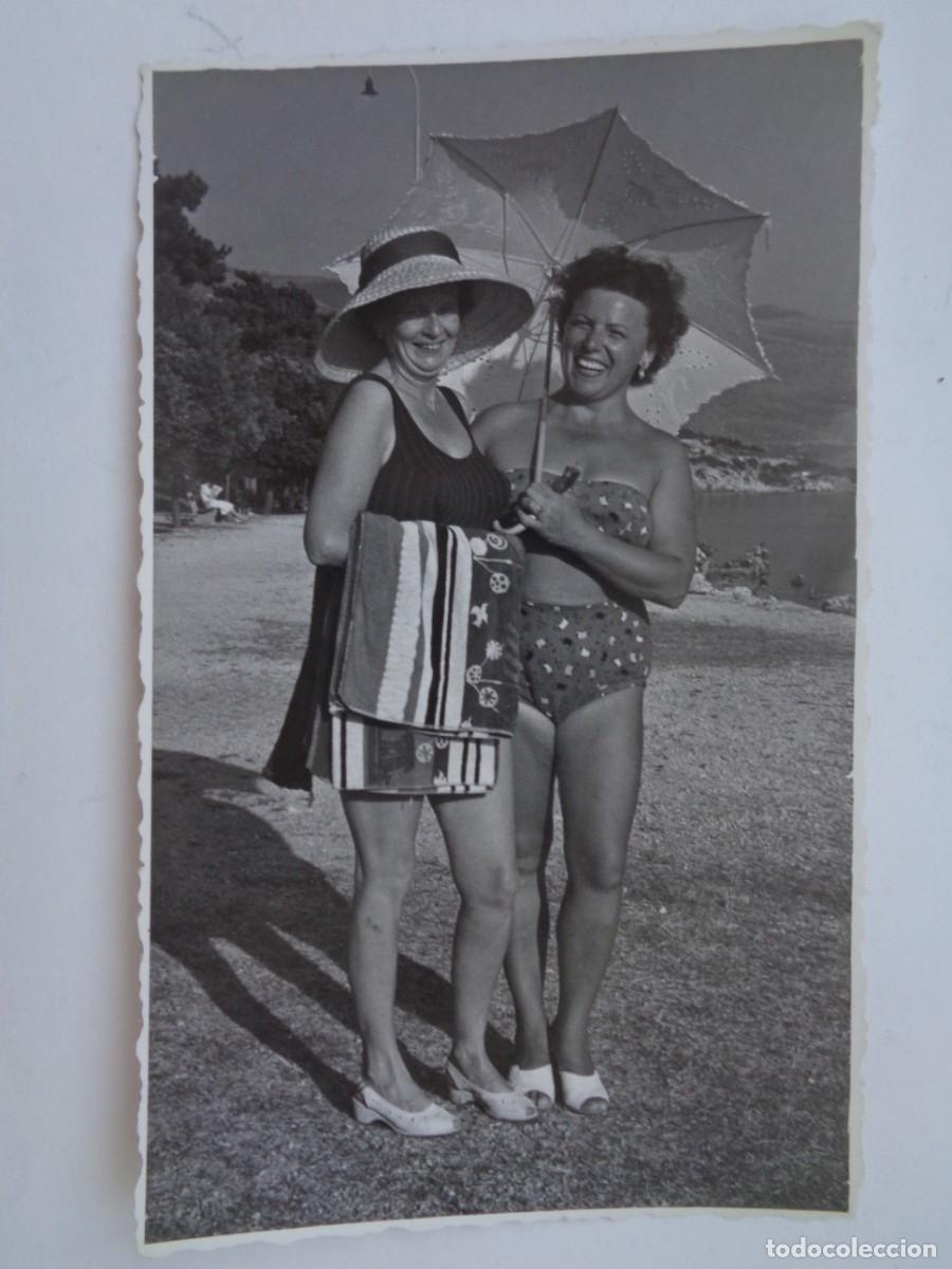 Fotograf&iacute;a antigua: FOTO DE MUJERES EN BA&Ntilde;ADOR EN LA PLAYA , CON PAMELA Y SOMBRILLA