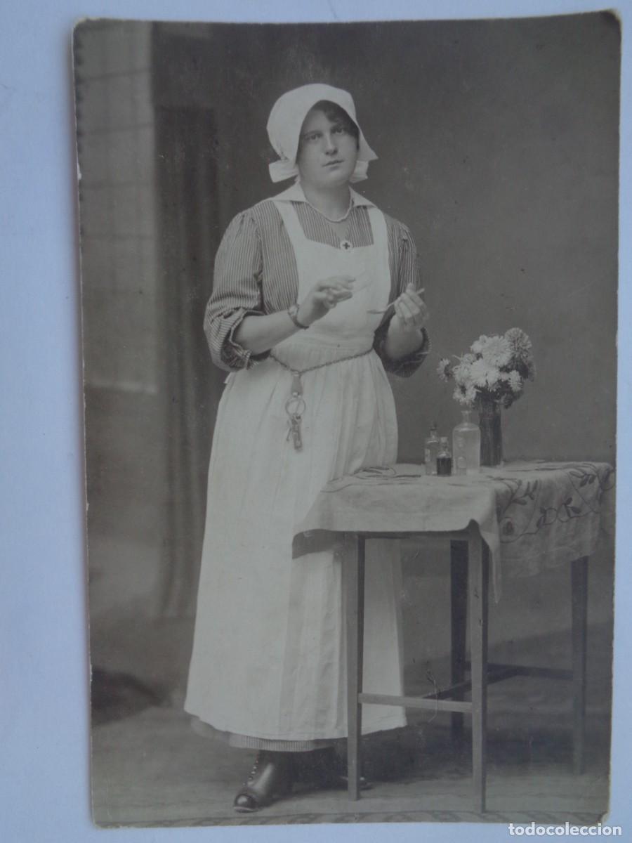 Fotograf&iacute;a antigua: FOTO DE ENFERMERA PREPARANDO EL JARABE , 1915