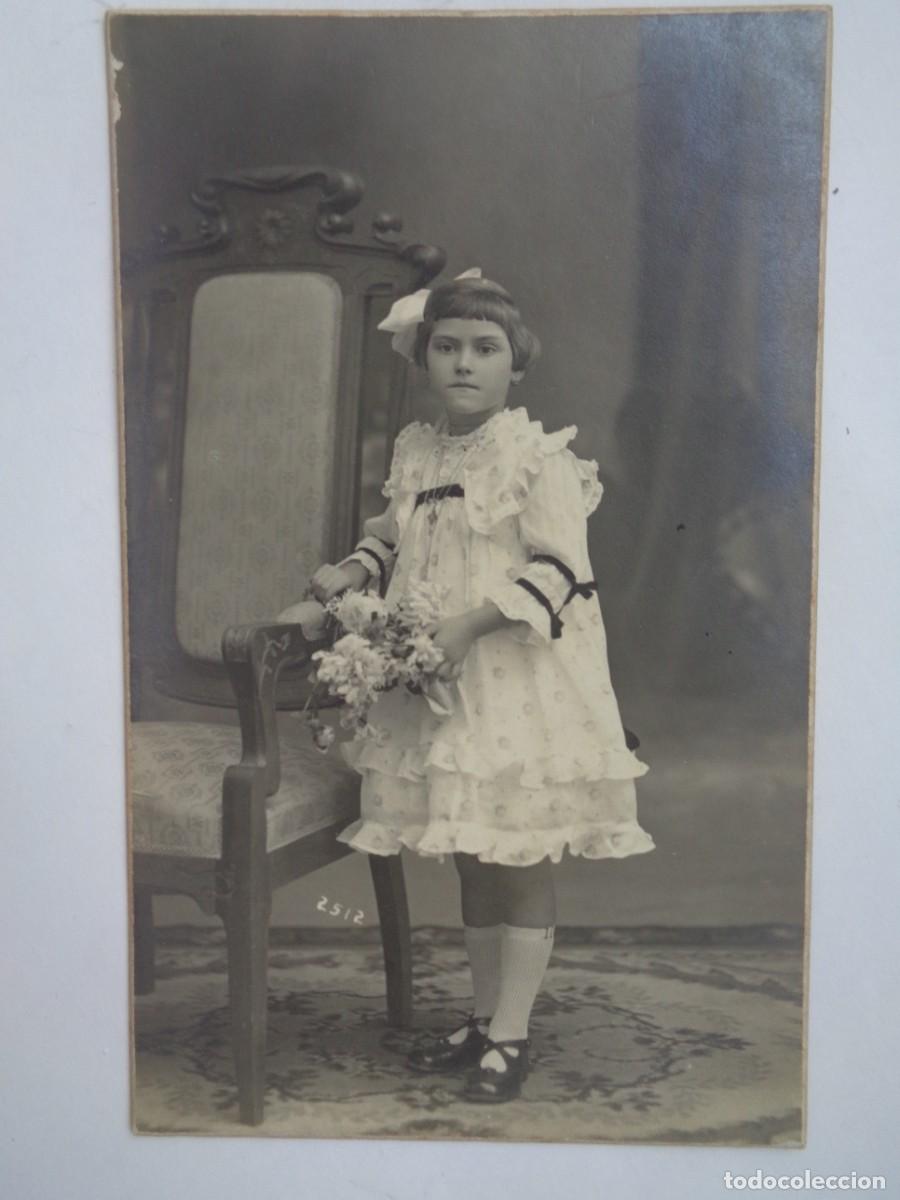Fotograf&iacute;a antigua: PRECIOSA FOTO DE ESTUDIO DE NI&Ntilde;A CON RAMO DE FLORES, PP. DE SIGLO. DE GAMB&Uacute;S , BARCELONA