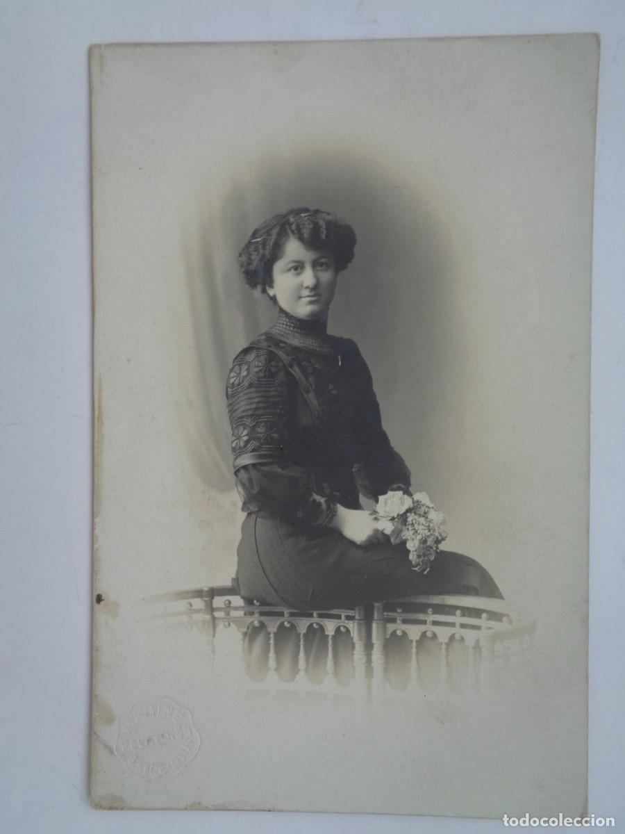 Fotograf&iacute;a antigua: PRECIOSA FOTO DE ESTUDIO DE JOVEN CON RAMO DE FLORES, PRINCIP&Igrave;OS DE SIGLO. DE MARIN&Eacute; , BARCELONA