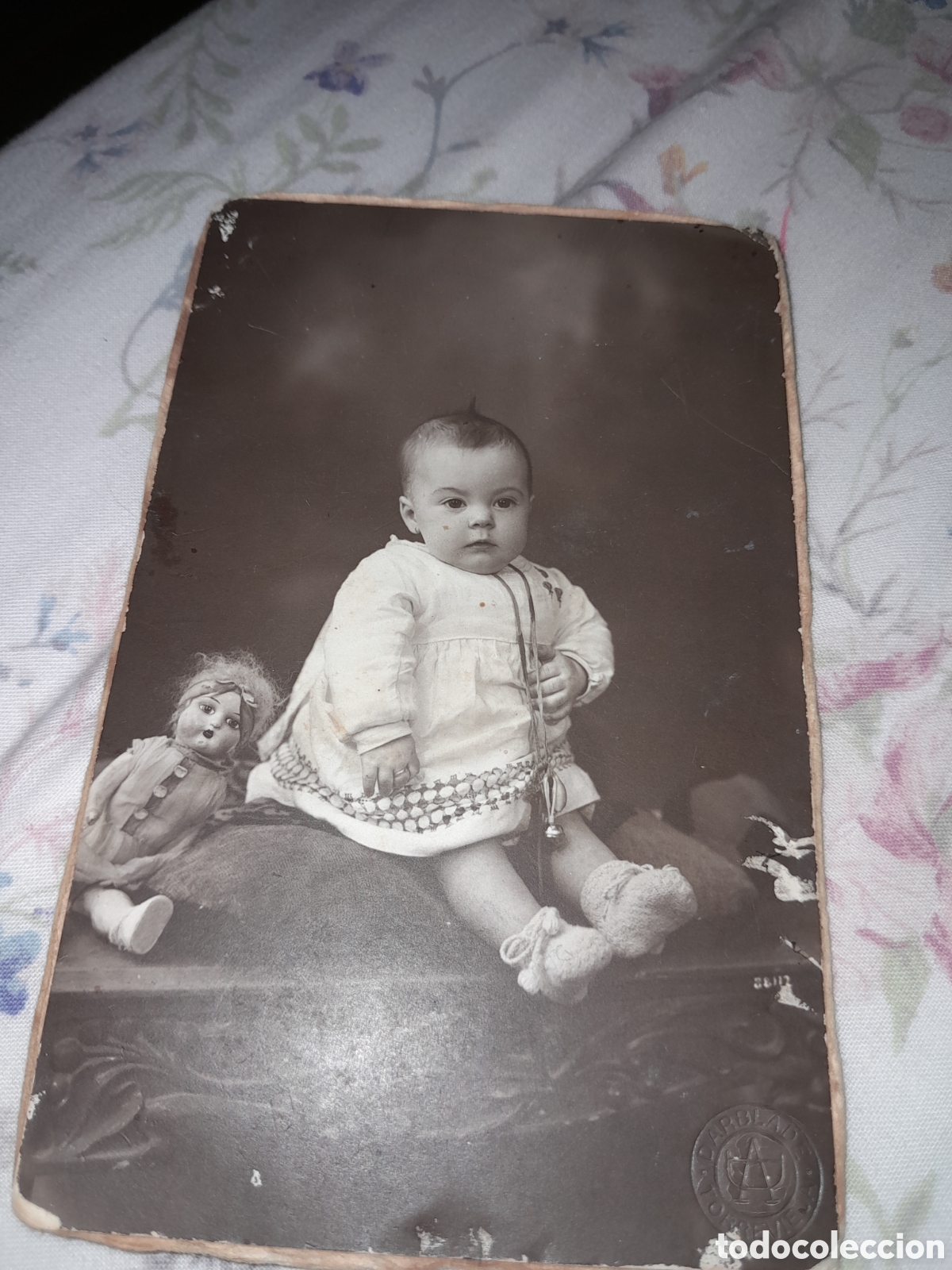Fotograf&iacute;a antigua: Foto de estudio de ni&ntilde;a sobre arc&oacute;n y almohada