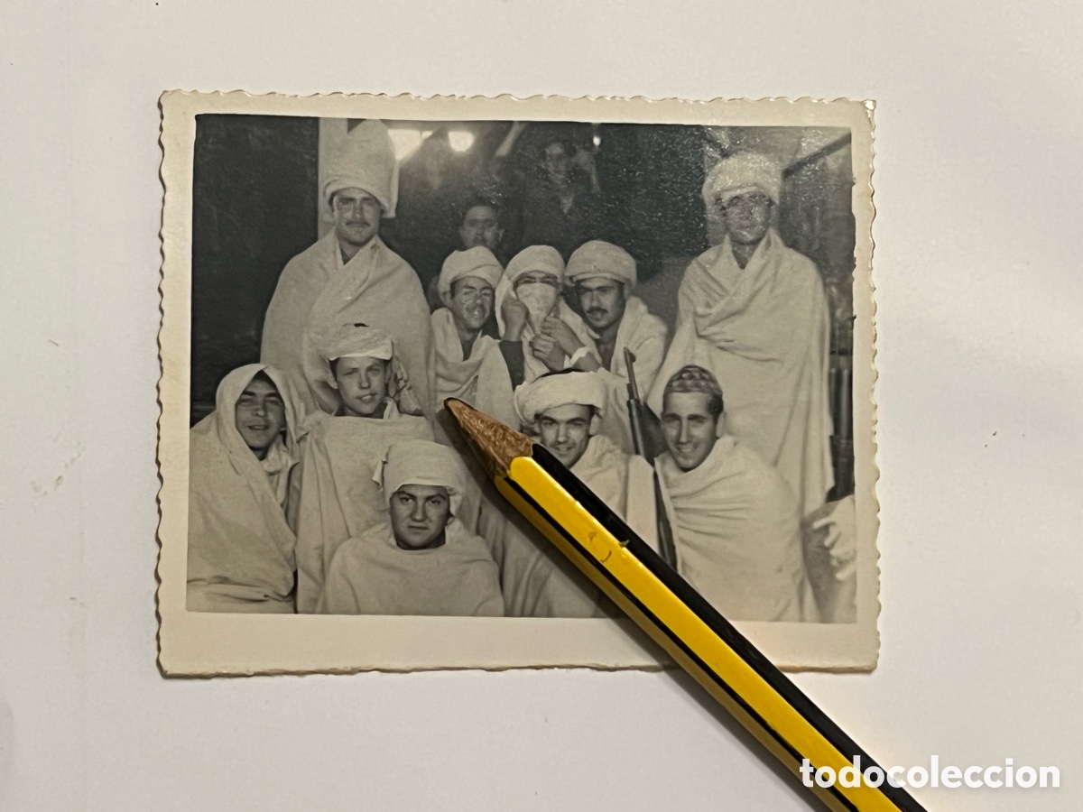 Fotograf&iacute;a antigua: TETU&Aacute;N &Uacute;ltimos d&iacute;as del Protectorado.. Soldados.. entre Bromas y Veras.. (h.1952?) Med&iacute;das: 7 x 8,5