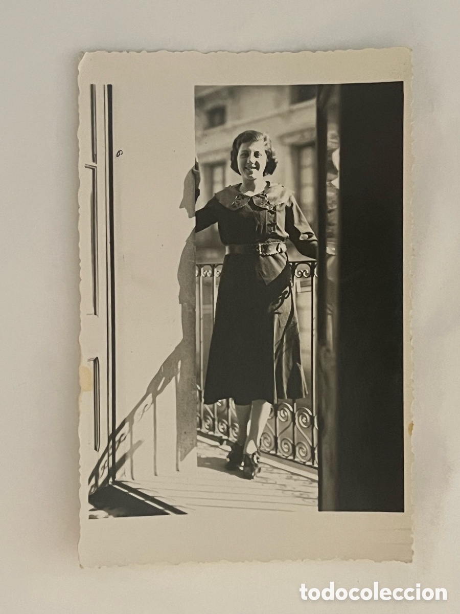 Fotograf&iacute;a antigua: RIPOLL (Girona) Fotograf&iacute;a la Maria al Balc&oacute; de casa. D&iacute;a de Sant Josep de 1939