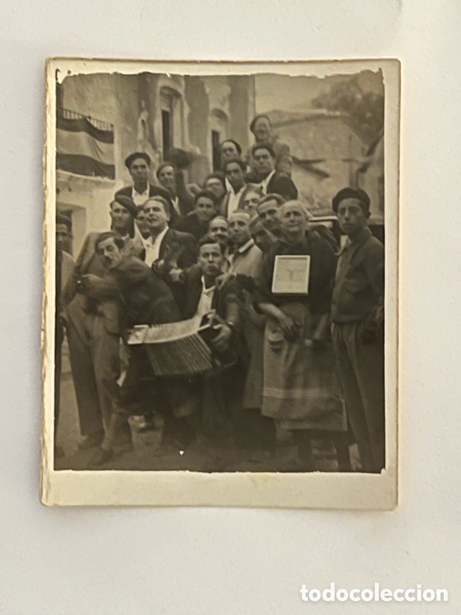 Fotograf&iacute;a antigua: MINUTEROS.. El Acorde&oacute;n el Alma de la Fiesta. Postguerra Civil Espa&ntilde;ola (h.1945?) Medidas: 9 x 7