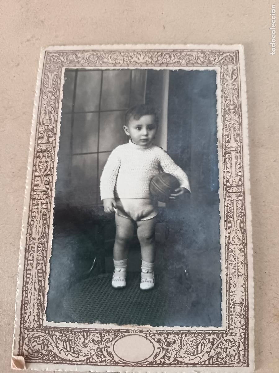 Fotograf&iacute;a antigua: ANTIGUA POSTAL FOTOGRAFICA DE NI&Ntilde;O CON PELOTA. FOTO CRISTOBAL CRUZ. BAEZA.