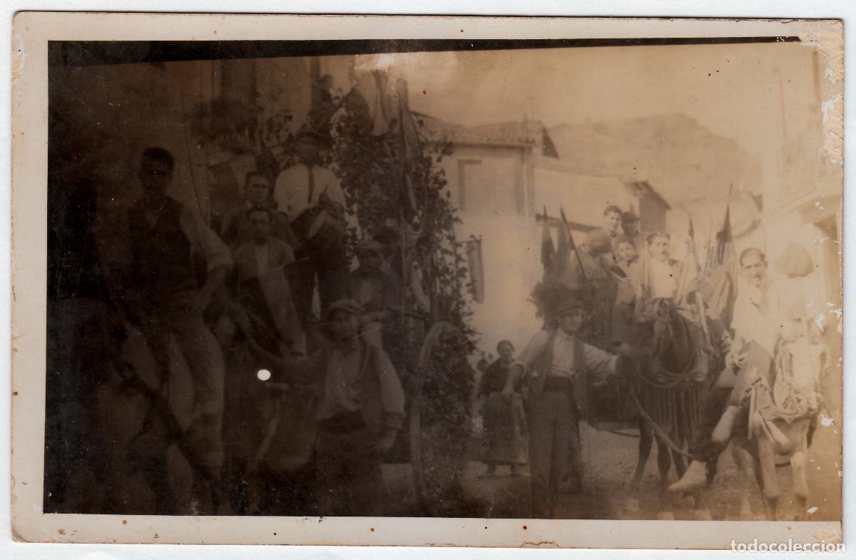Fotograf&iacute;a antigua: Preciosa foto Romer&iacute;a. Carrozas engalanadas. Fiesta popular. M&uacute;sicos. Alicante?. A&ntilde;os 20-30.