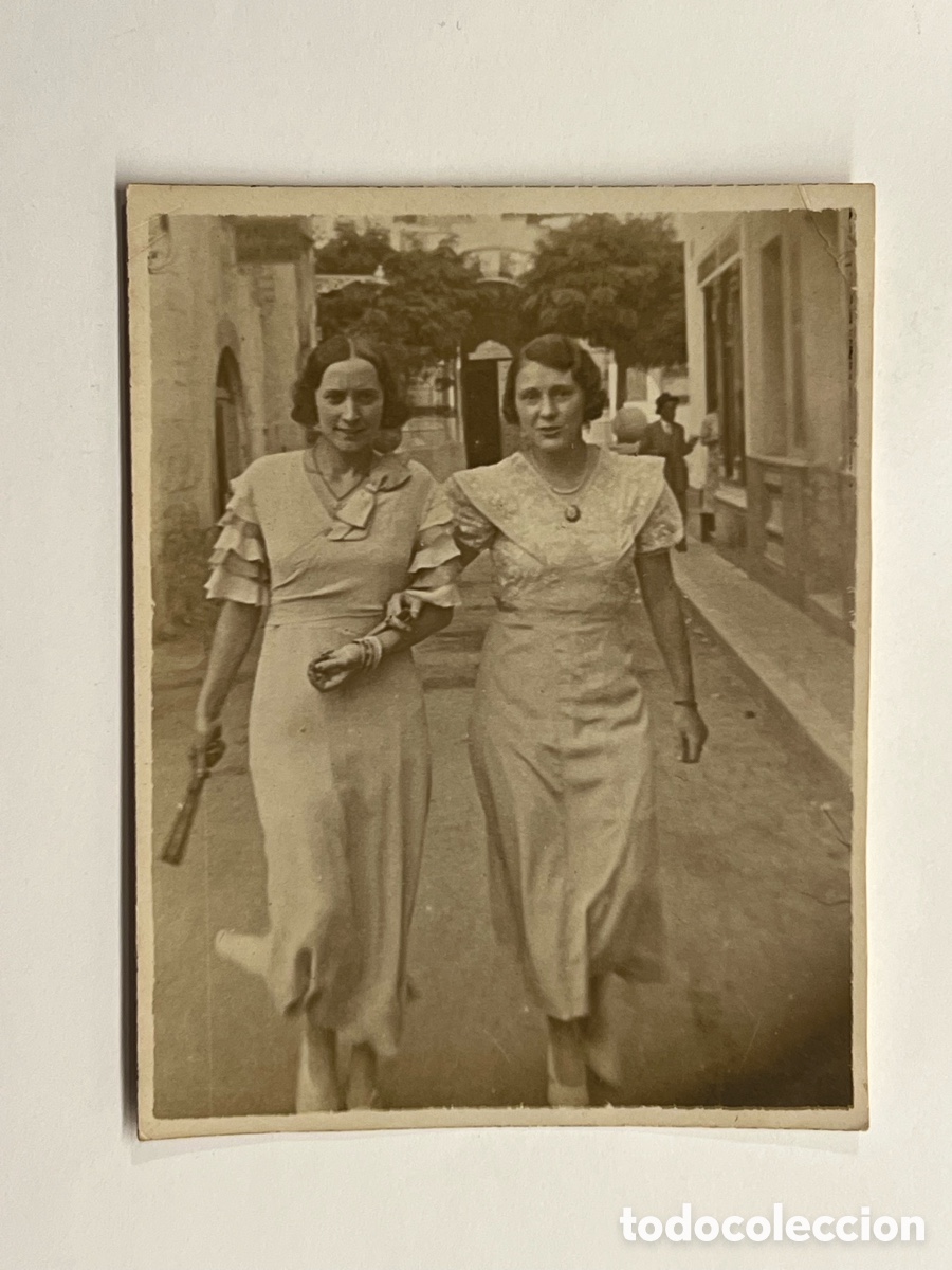 Photographie ancienne: MINUTEROS. Sevilla Se&ntilde;oras de paseo por el Barrio de San Cruz.. (h.1945?) Med&iacute;das: 9 x 7 cm.,