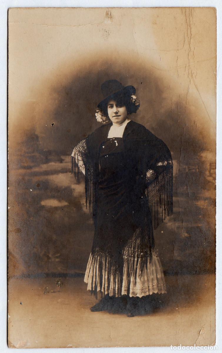 Fotograf&iacute;a antigua: Mouton, Madrid. Dama con mant&oacute;n de Manila y sombrero. Chulapa. 1900-10