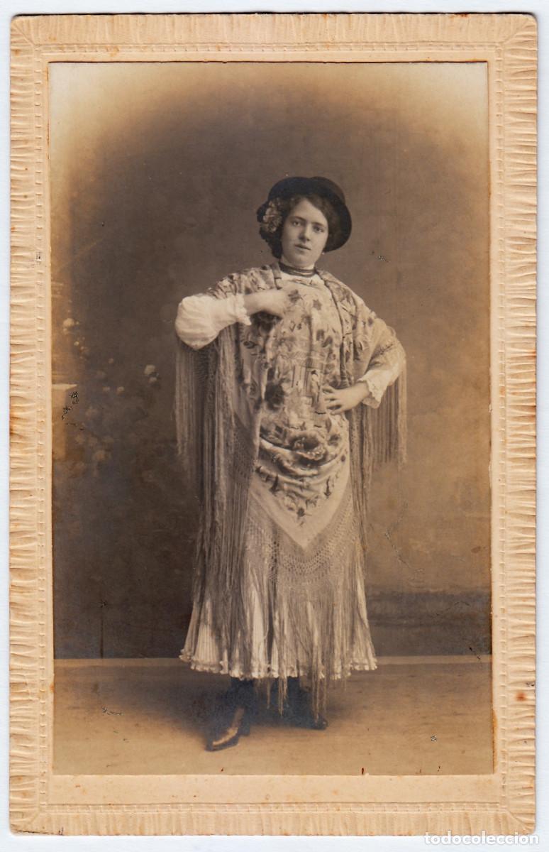 Fotograf&iacute;a antigua: Celedonio P. L&oacute;pez, Madrid. Dama con mant&oacute;n de Manila y sombrero. Chulapa. 1900-10