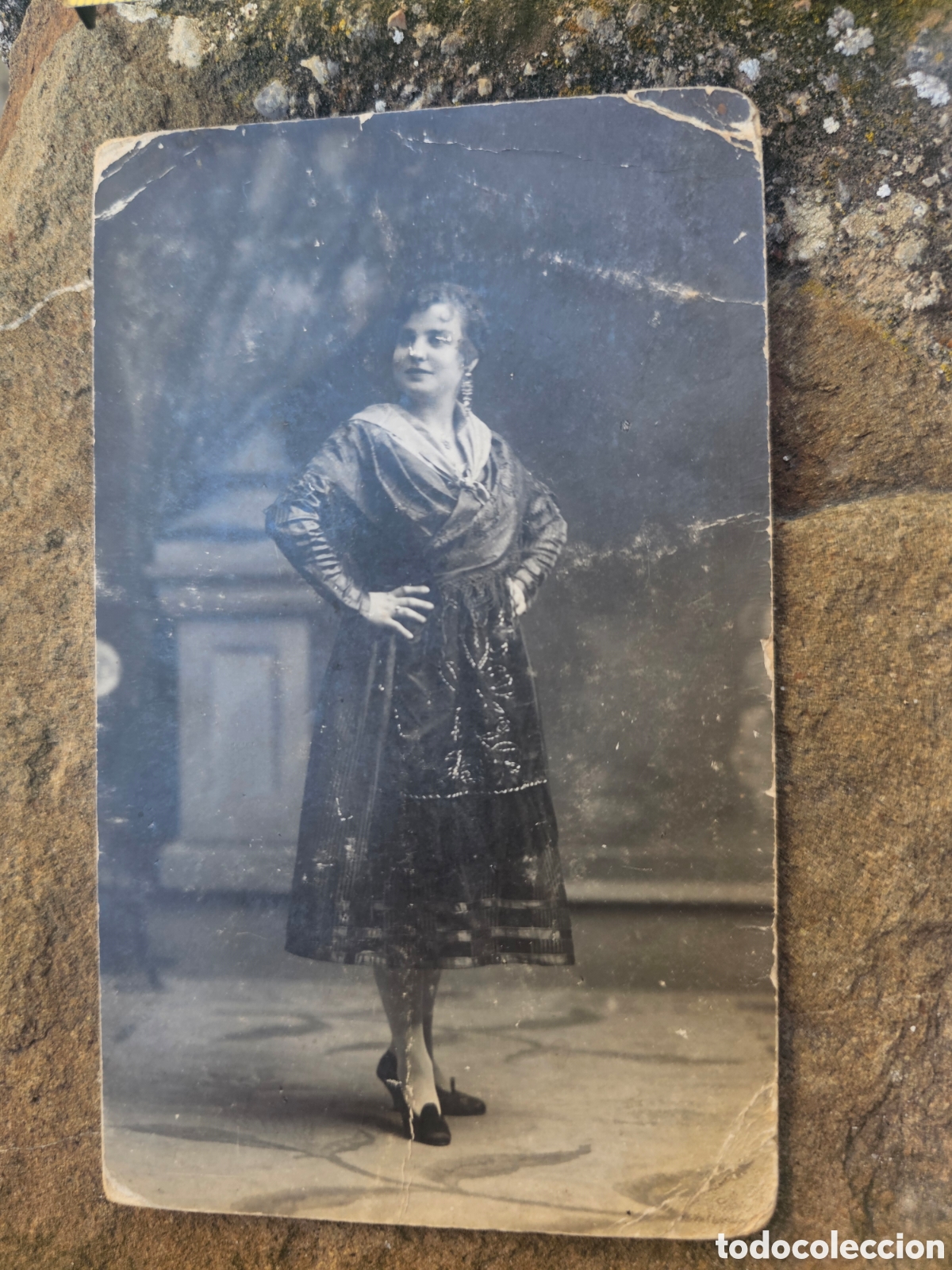 Fotograf&iacute;a antigua: Retrato Mujer con Mant&oacute;n y Vestido Tradicional (Fotograf&iacute;a Modern-Styl Ernest, Barcelona, c. 1915-19