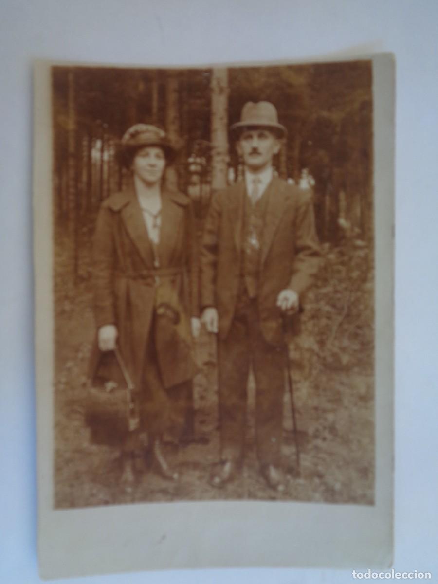 Fotograf&iacute;a antigua: BONITA FOTO MINUTERO DE FOTOGRAFO AMBULANTE DE PAREJA EN UN BOSQUE, 1922