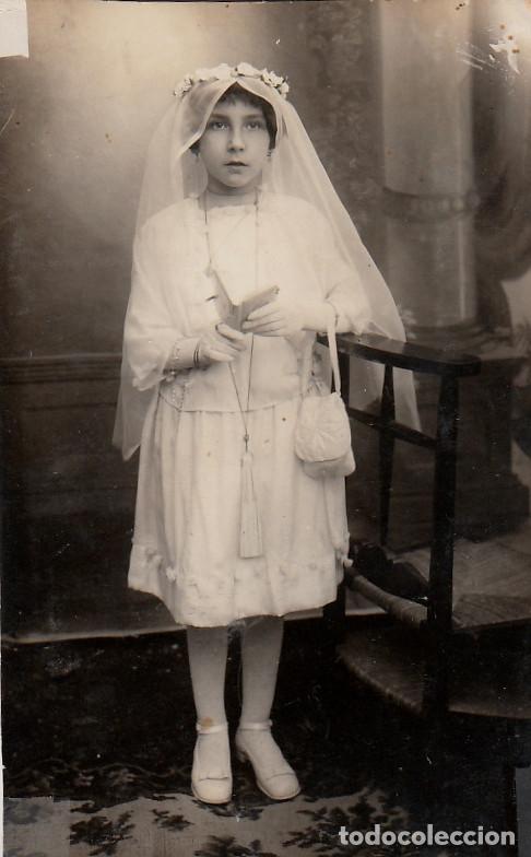 Fotograf&iacute;a antigua: Ni&ntilde;a vestida de Comuni&oacute;n. A&ntilde;os 20 g aa