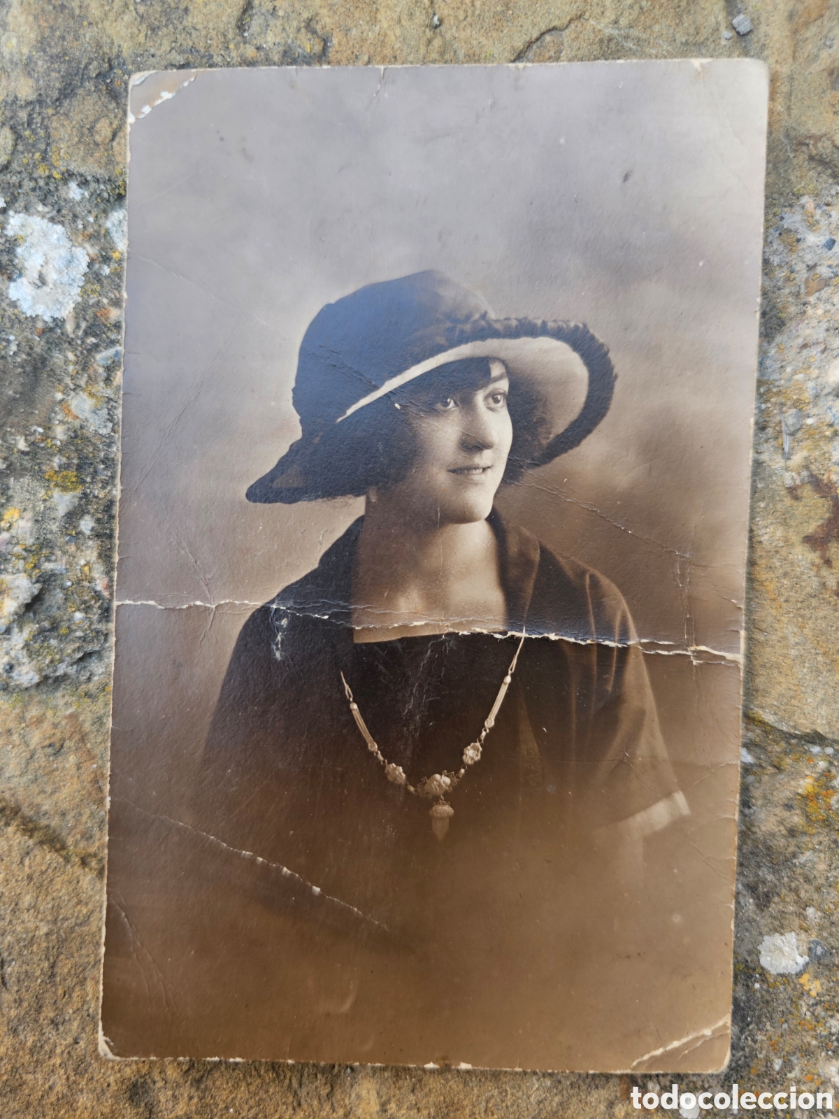 Fotograf&iacute;a antigua: ​Preciosa Tarjeta Postal Antigua (A&ntilde;os 20) - Retrato Dama con Sombrero Cloche Pepita Viura Mart&iacute;nez