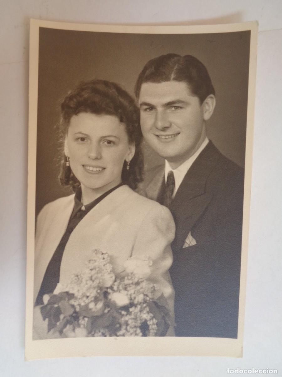 Fotograf&iacute;a antigua: PRECIOSA FOTO DE ESTUDIO DE BODA : NOVIOS POSANDO . A&Ntilde;OS 40